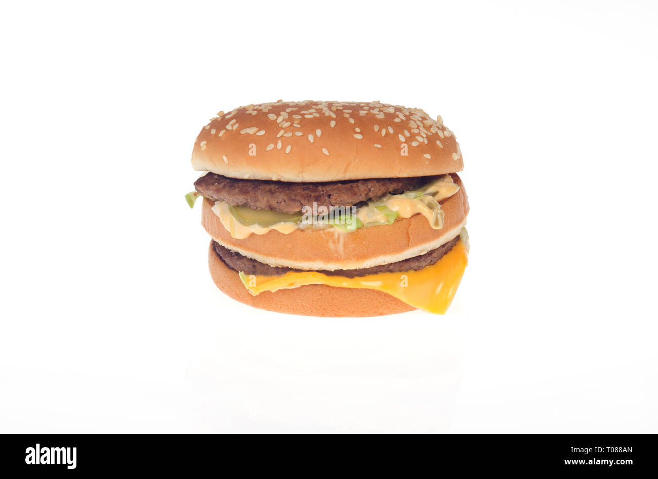 McDonald's Big Mac Burger mit 2 alle rindfleischpastetchen, spezielle Sauce, Salat und Käse auf einem Sesam bun Stockfoto