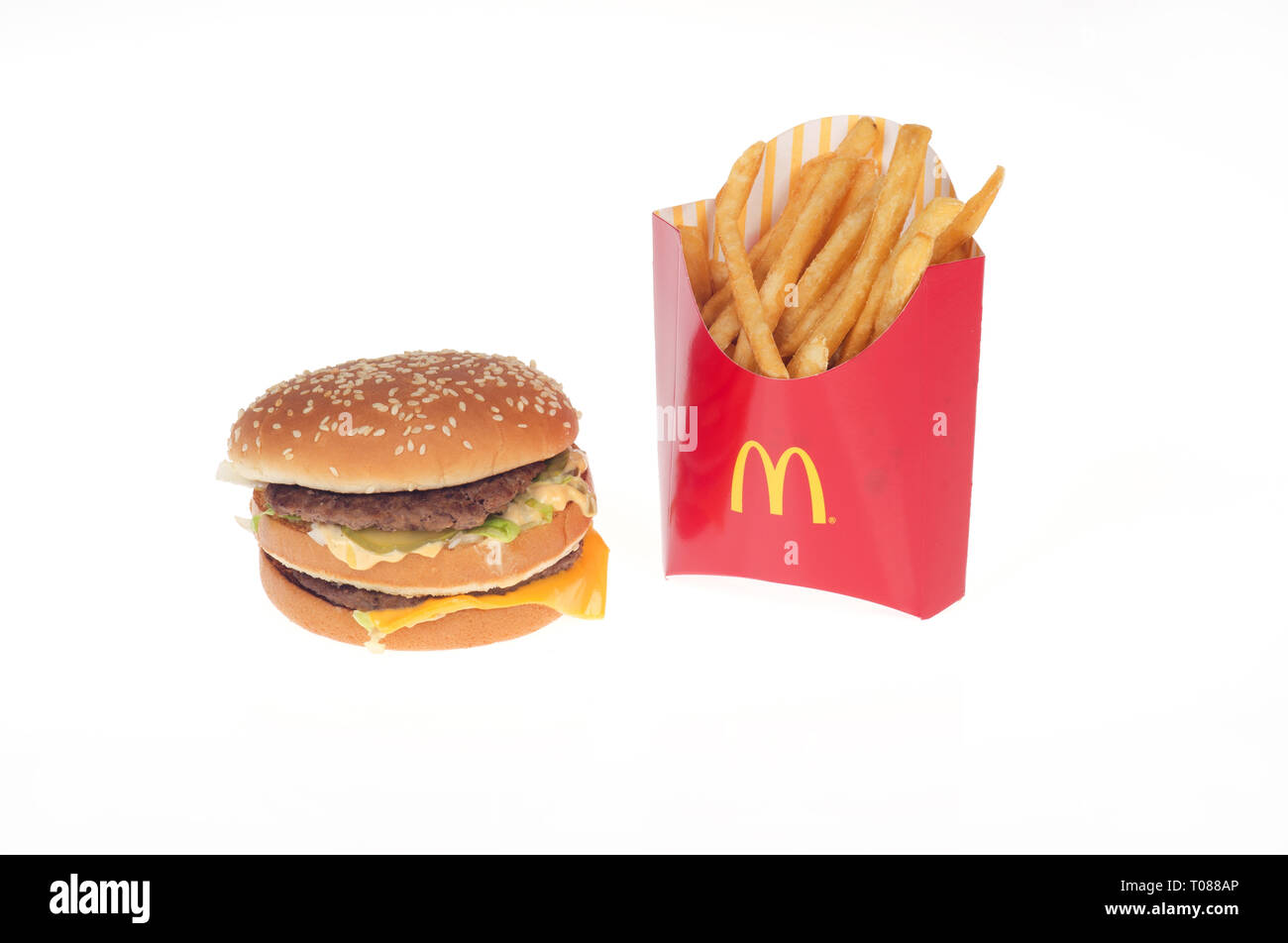 McDonald's Big Mac mit mit 2 Burger, spezielle Sauce, Salat und Käse auf einem Sesam Brötchen und Pommes Frites Stockfoto