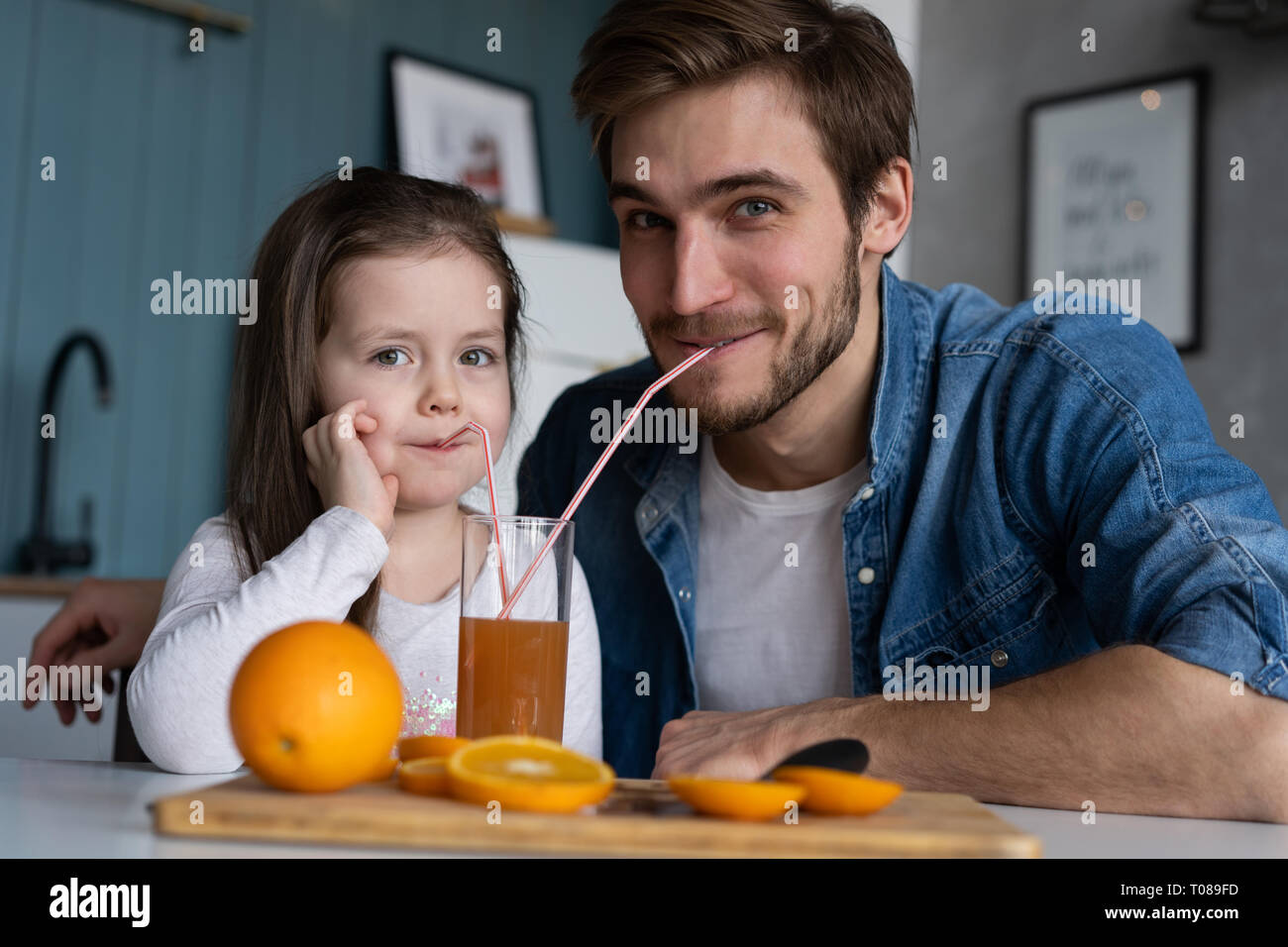 Familie, Essen und Personen Konzept - glücklicher Vater und Tochter Frühstück zu Hause in Stockfoto