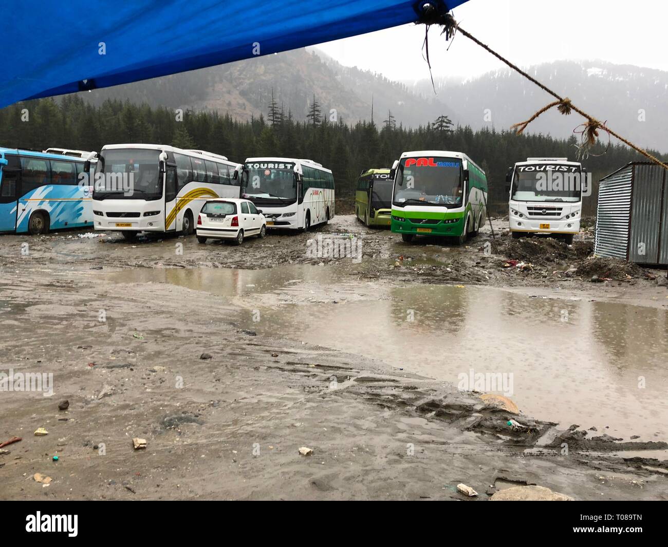 MANALI, HIMACHAL PRADESH – 2018. MÄRZ: An einem regnerischen Tag überflutete Manali den öffentlichen Busbahnhof. Stockfoto