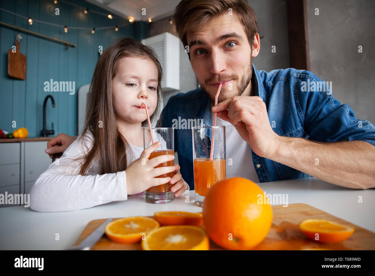 Familie, Essen und Personen Konzept - glücklicher Vater und Tochter Frühstück zu Hause in Stockfoto