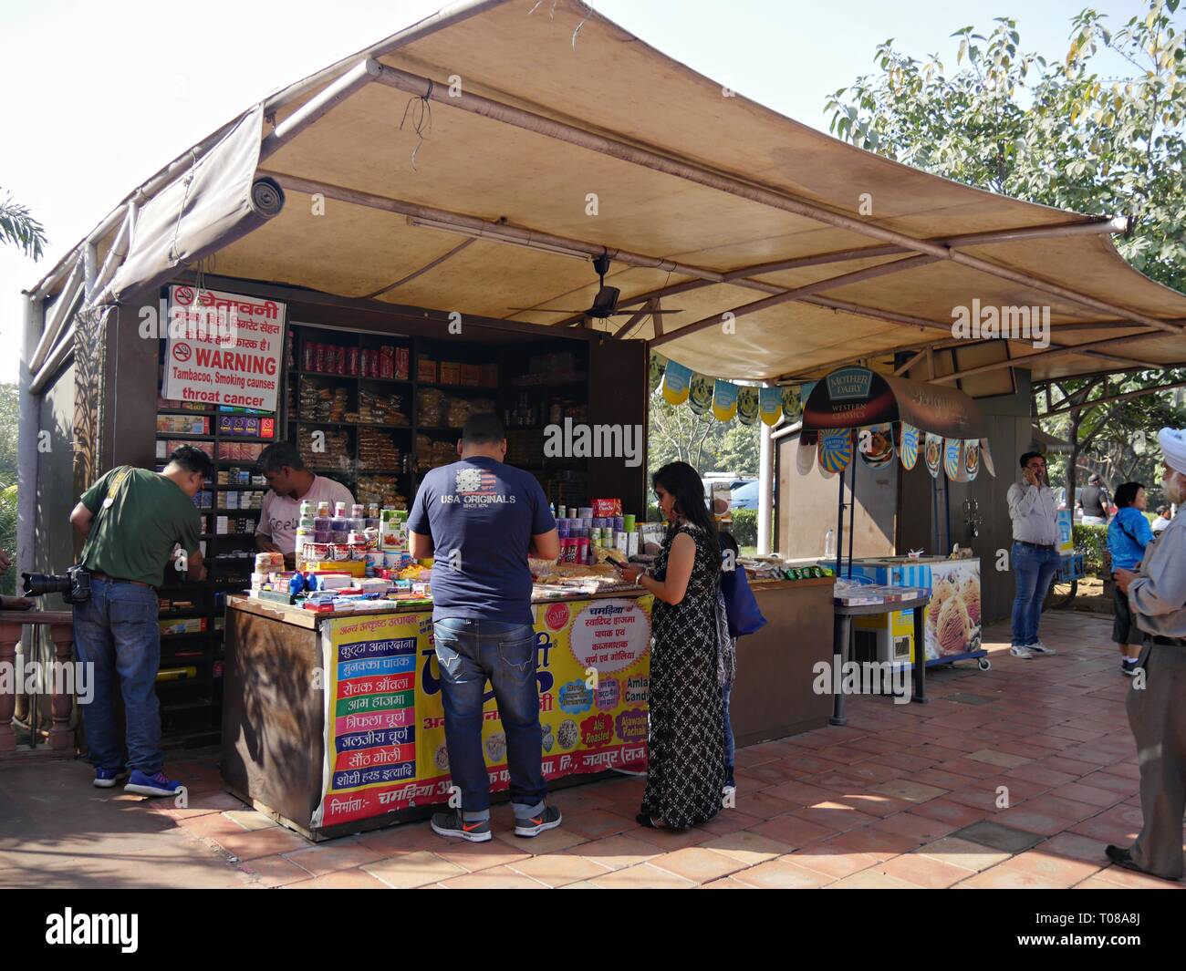 YAMUNA EXPRESSWAY, UTTAR PRADESH INDIEN – 2018. MÄRZ: Reisende kaufen Snacks an einem Straßenladen in Yamuna Expressway Stockfoto