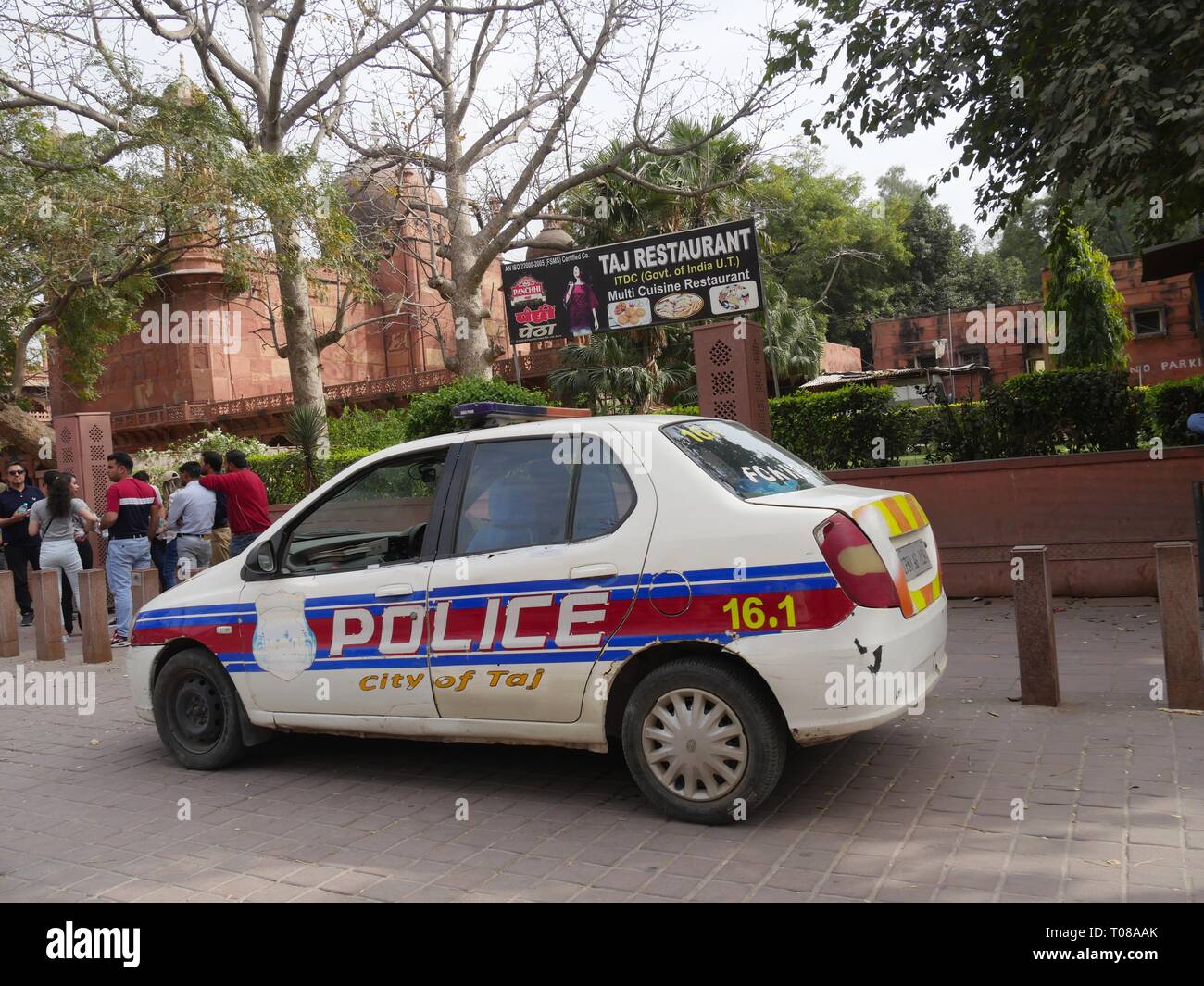 AGRA, UTTAR PRADESH, INDIEN – 2018. MÄRZ: Polizeiauto der Stadt Taj parkte vor dem Taj Mahal Stockfoto