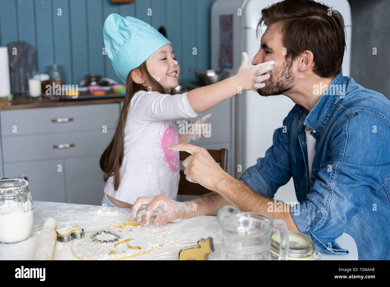 Gerne Vater und Tochter Spaß beim zusammen kochen. Stockfoto