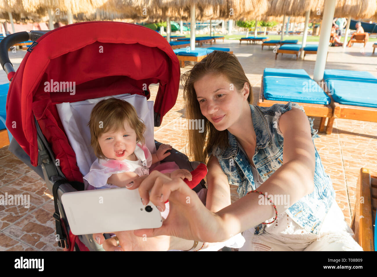 Frau Mutter, mit ihrem Baby Mädchen selfie Stockfoto Frau Mutter, mit ihrem Baby Mädchen selfie Stockfoto