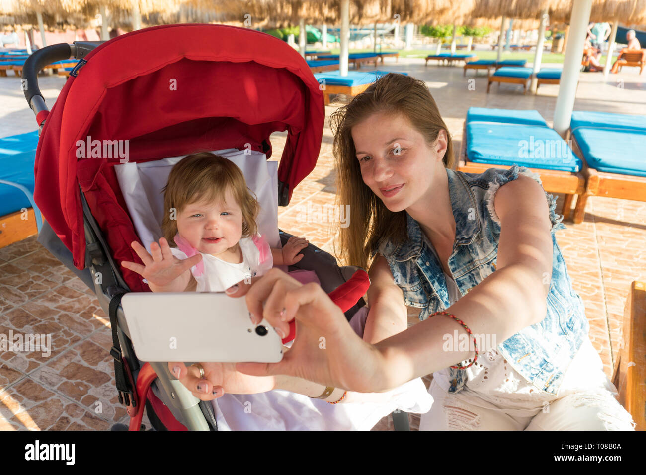 Mutter und Tochter machen selfie auf Resort Stockfoto