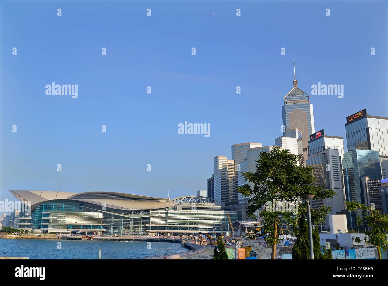 Victoria Harbour in Hongkong - Blick auf die Convention Hall Stockfoto