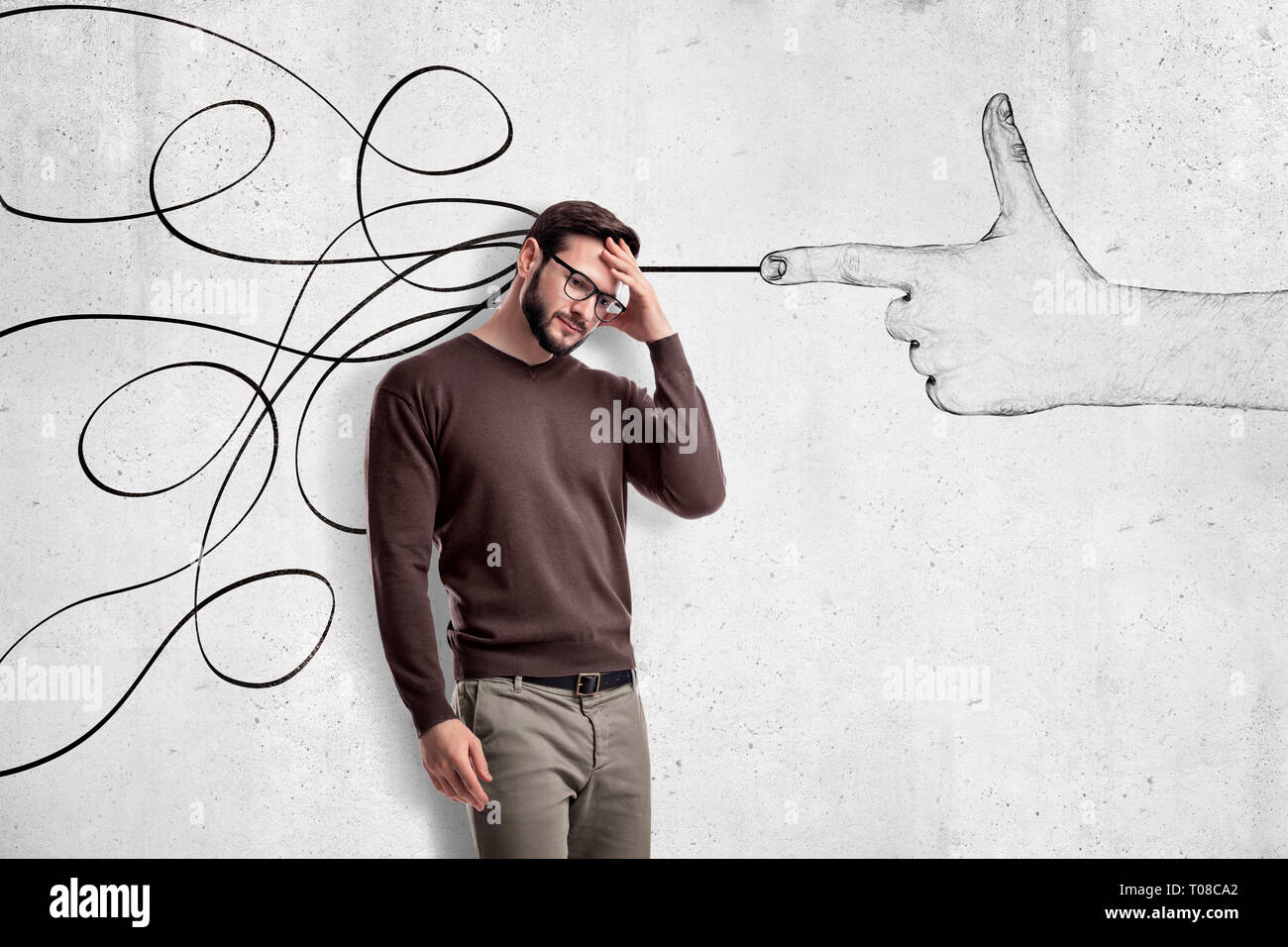 Denken junger Mann in Freizeitkleidung mit einer Hand schießen Geste und abstrakten Linien auf die weiße Wand Hintergrund Stockfoto