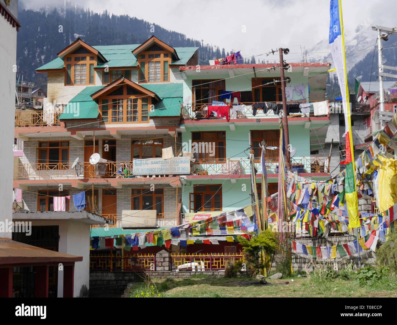 MANALI, HIMACHAL PRADESH, INDIEN - 2018. MÄRZ: Fassade eines Wohn- und Bürogebäudes mit bunten Bunten draußen in Manali. Stockfoto