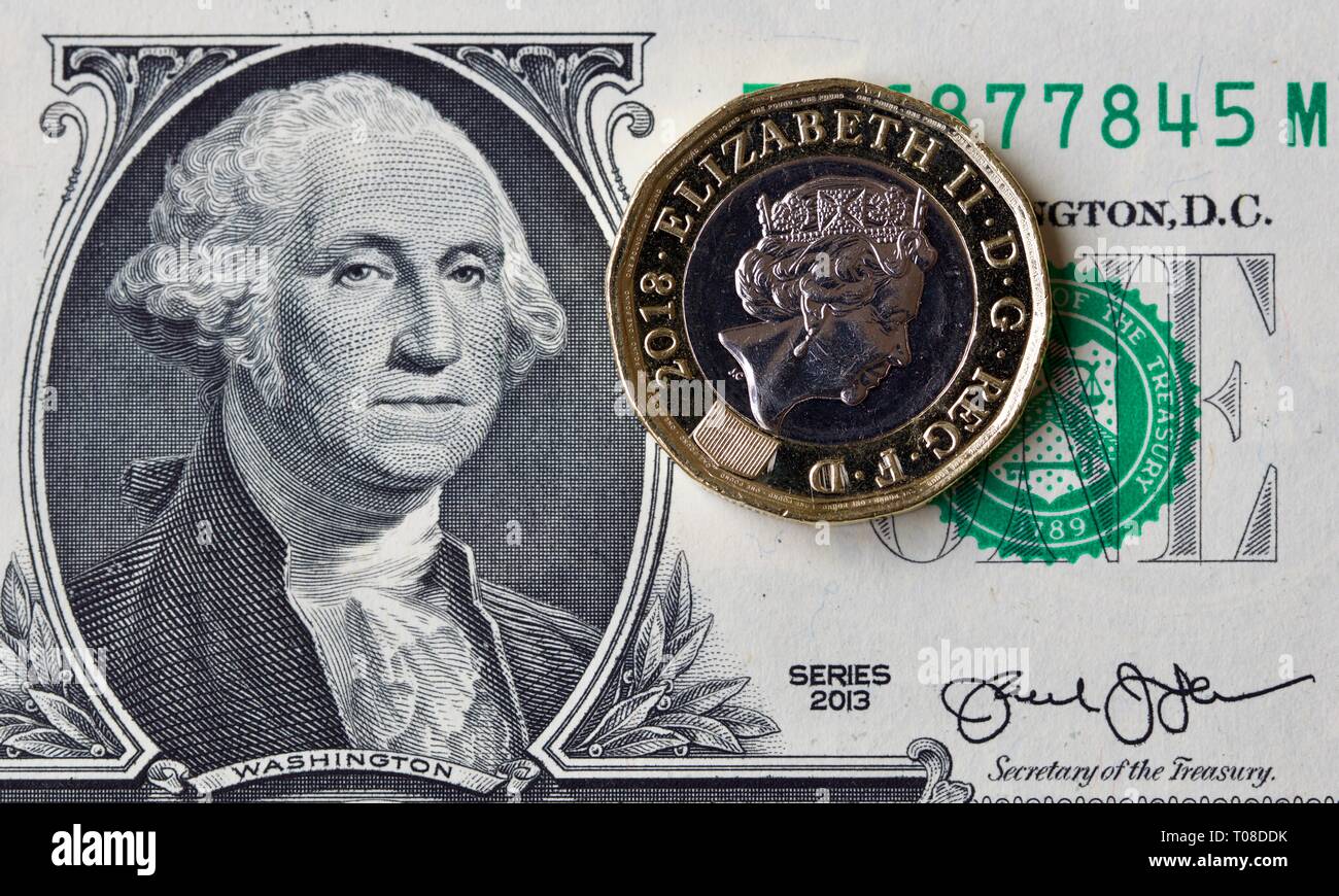 Sterling Pound Münze auf einen US-Amerikanischen Dollar Bill Stockfoto