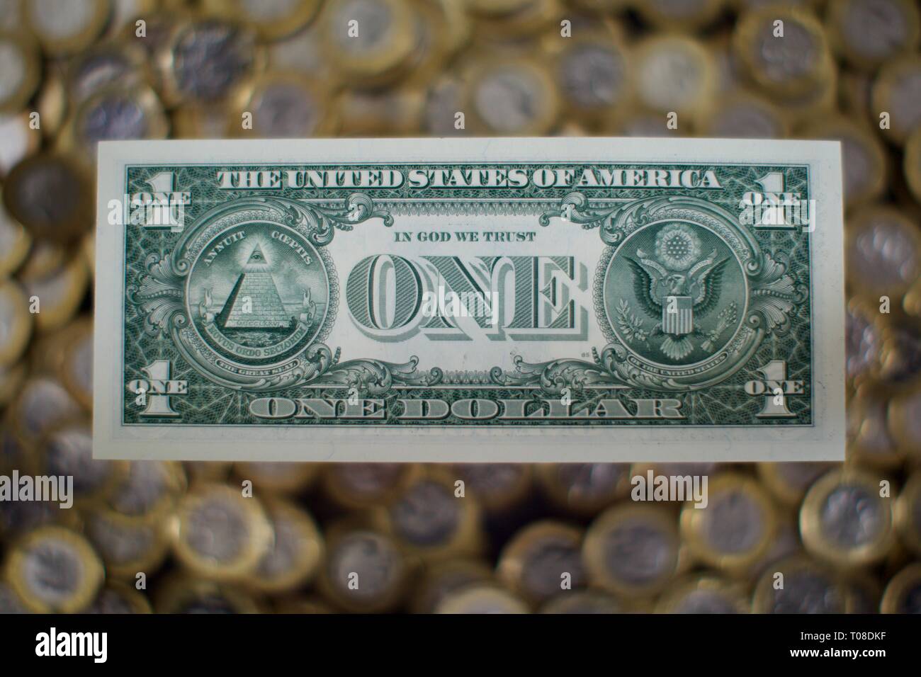 United States one-dollar Bill mit dem Britischen 12 seitig ein Pfund Münzen im Hintergrund Stockfoto