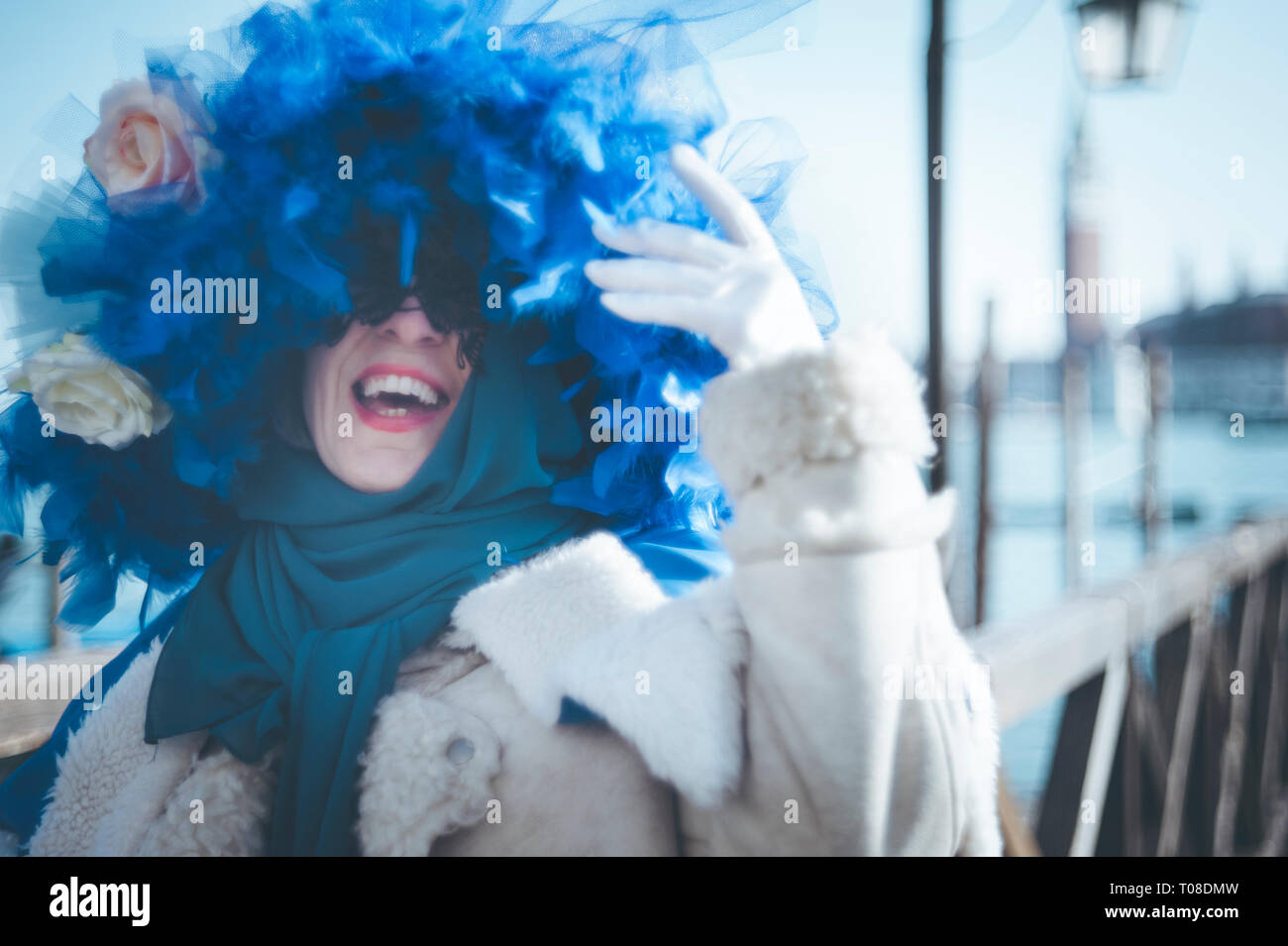 Maskierte Frau mit einem blauen Federn hat während der Karneval von Venedig Stockfoto