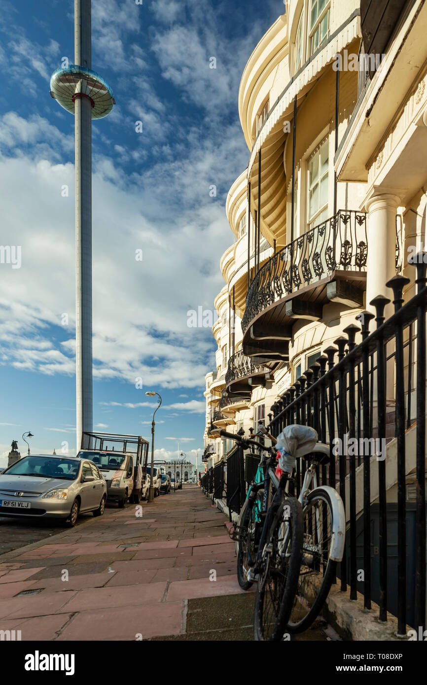Morgen am Regency Square, direkt an der Meeresküste von Brighton, East Sussex, England. i360 Tower in der Ferne. Stockfoto