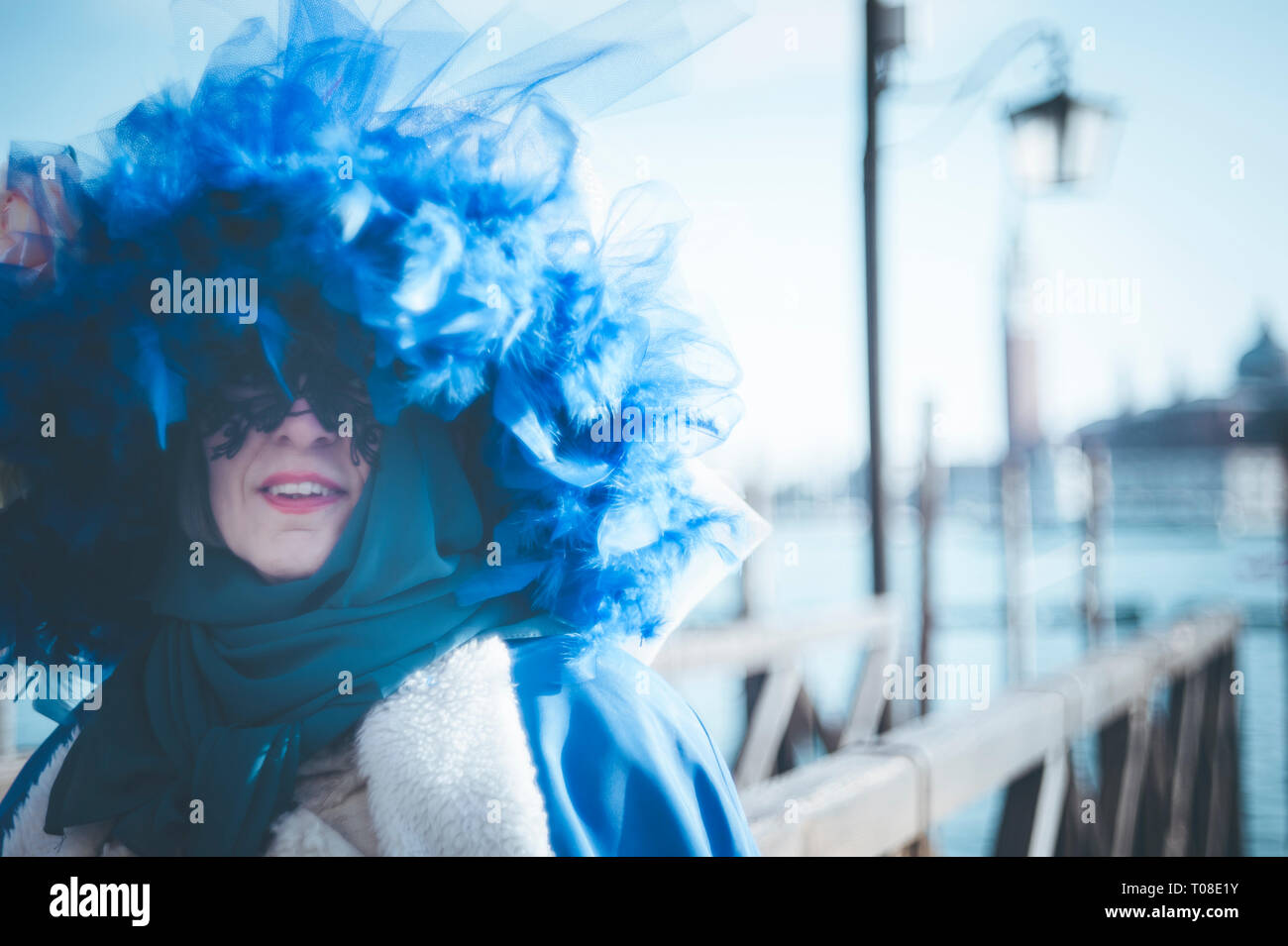 Maskierte Frau mit einem blauen Federn hat während der Karneval von Venedig Stockfoto