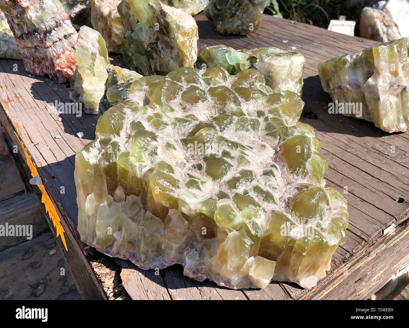 Grüner Kalkstein auf einem Holztisch Stockfoto
