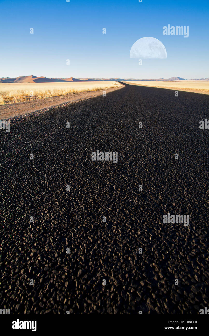 Afrika, Namibia, die Wüste Namib. Mondaufgang und Straße über leeren Wüste Ebene. Stockfoto