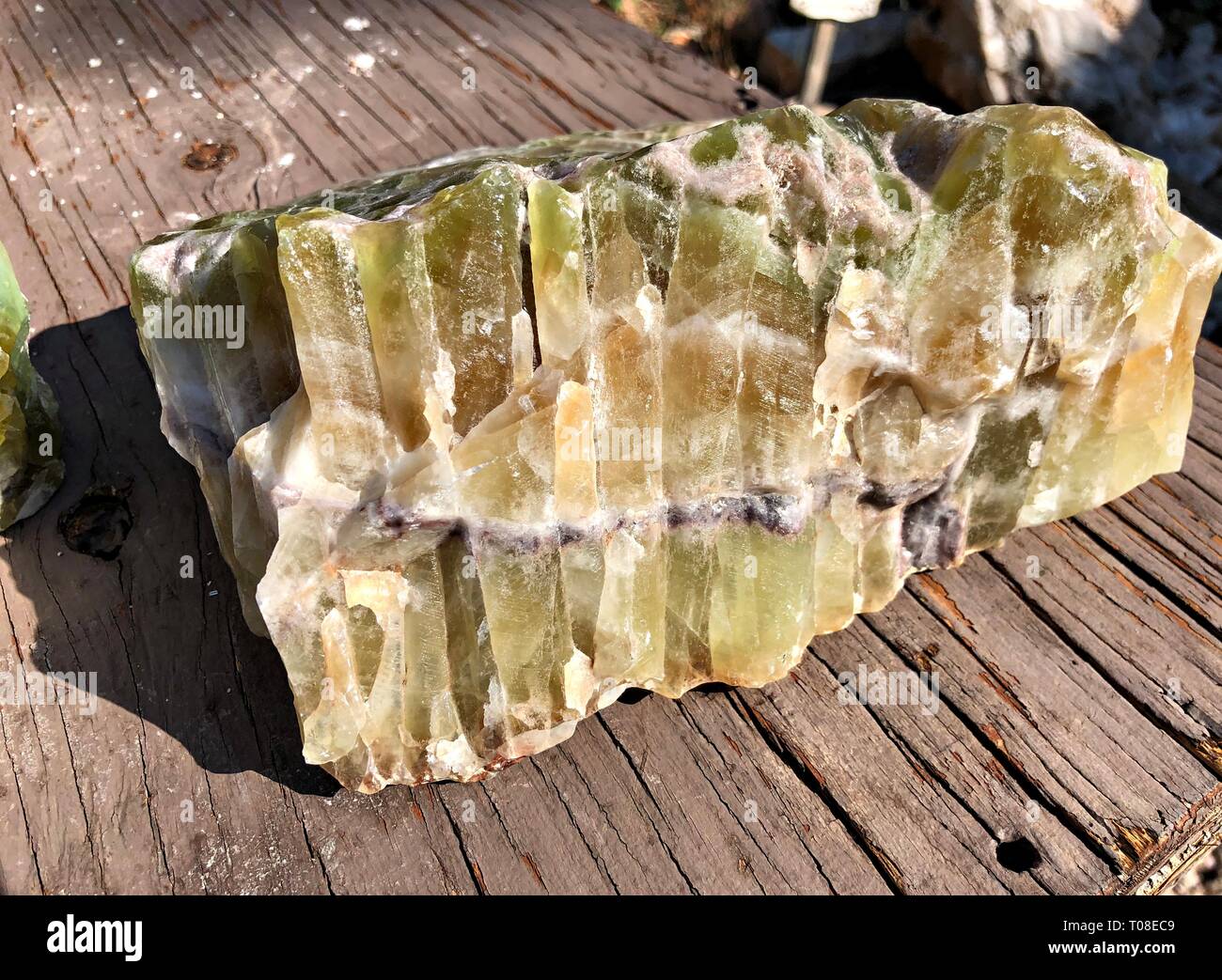 Seitenansicht einer Platte aus grünem Calcitgestein Ein Holz Stockfoto