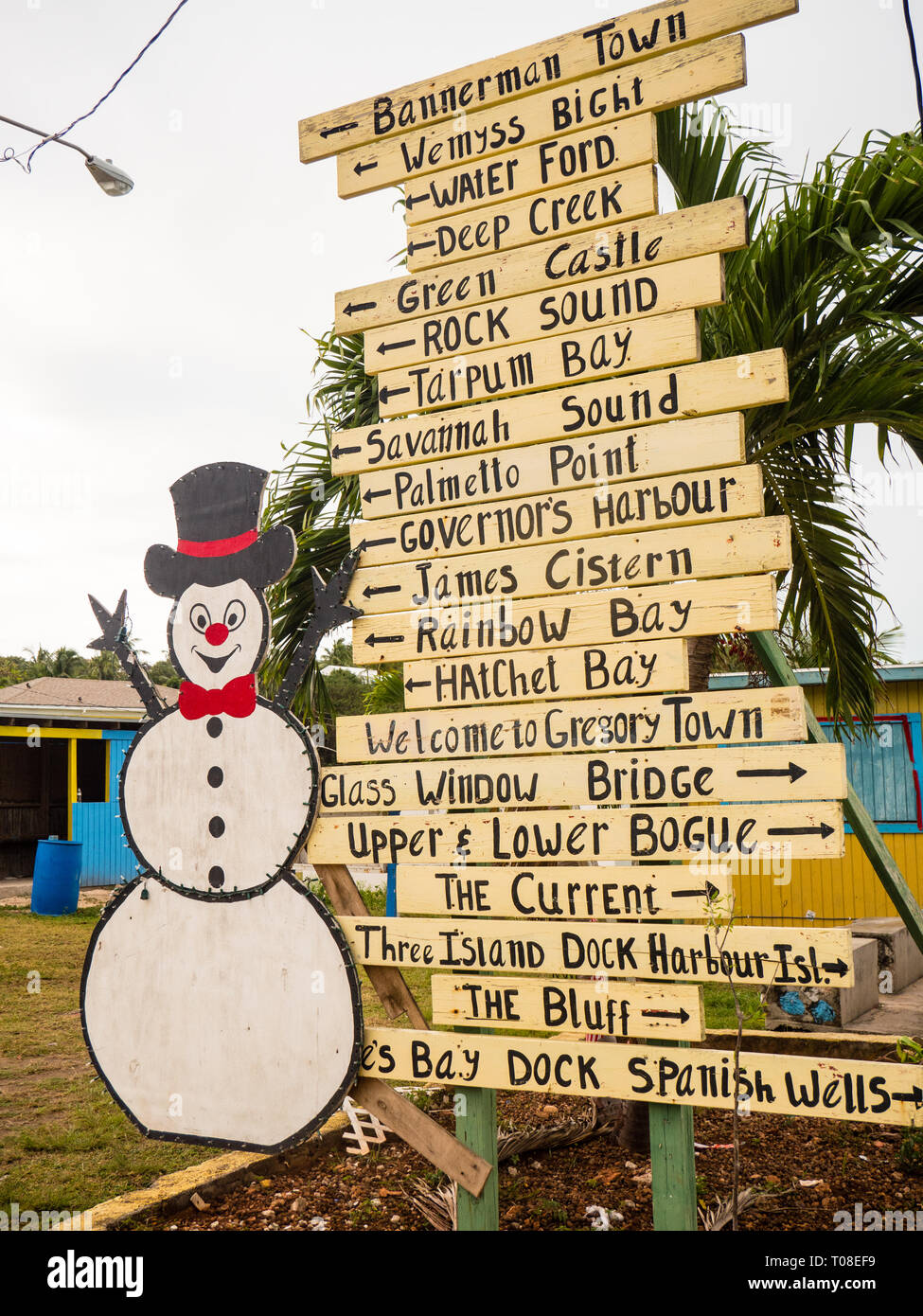Richtung Board mit Wegbeschreibungen zu schleppt und Attraktionen, Gregory Town, Eleuthera, Bahamas, in der Karibik. Stockfoto