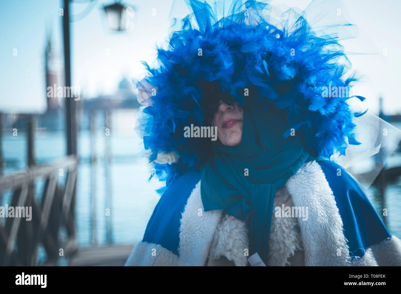 Maskierte Frau mit einem blauen Federn hat während der Karneval von Venedig Stockfoto