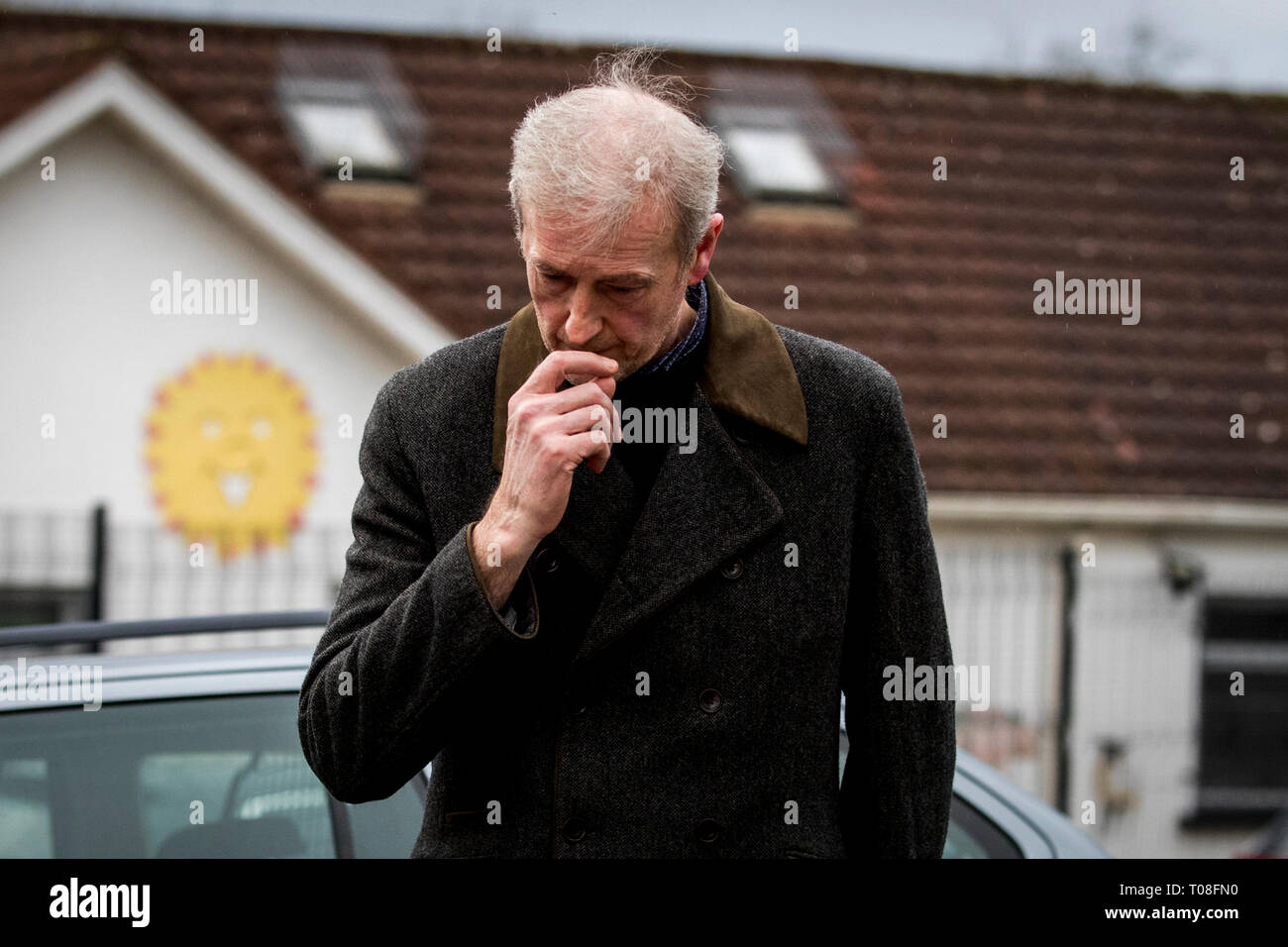 Michael McElhattaon (links) Eigentümer der Greenvale Hotel in Cookstown Co Tyrone in Nordirland, wo drei junge Menschen an einer Partei, war im Hotel auf St. Patrick's Day Abend Gastgeber starb, bevor auf einer Pressekonferenz, die er vor dem Hotel aufgerufen hat. Stockfoto