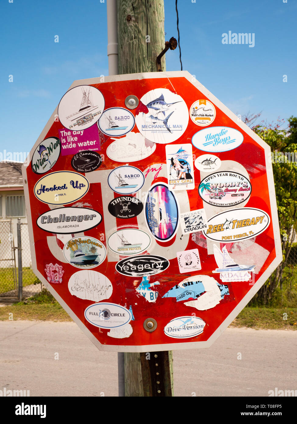 Authentische Reiseerlebnis, Stop Schild mit Aufkleber, Dunmore Town, Harbour Island, Eleuthera, Bahamas. Stockfoto