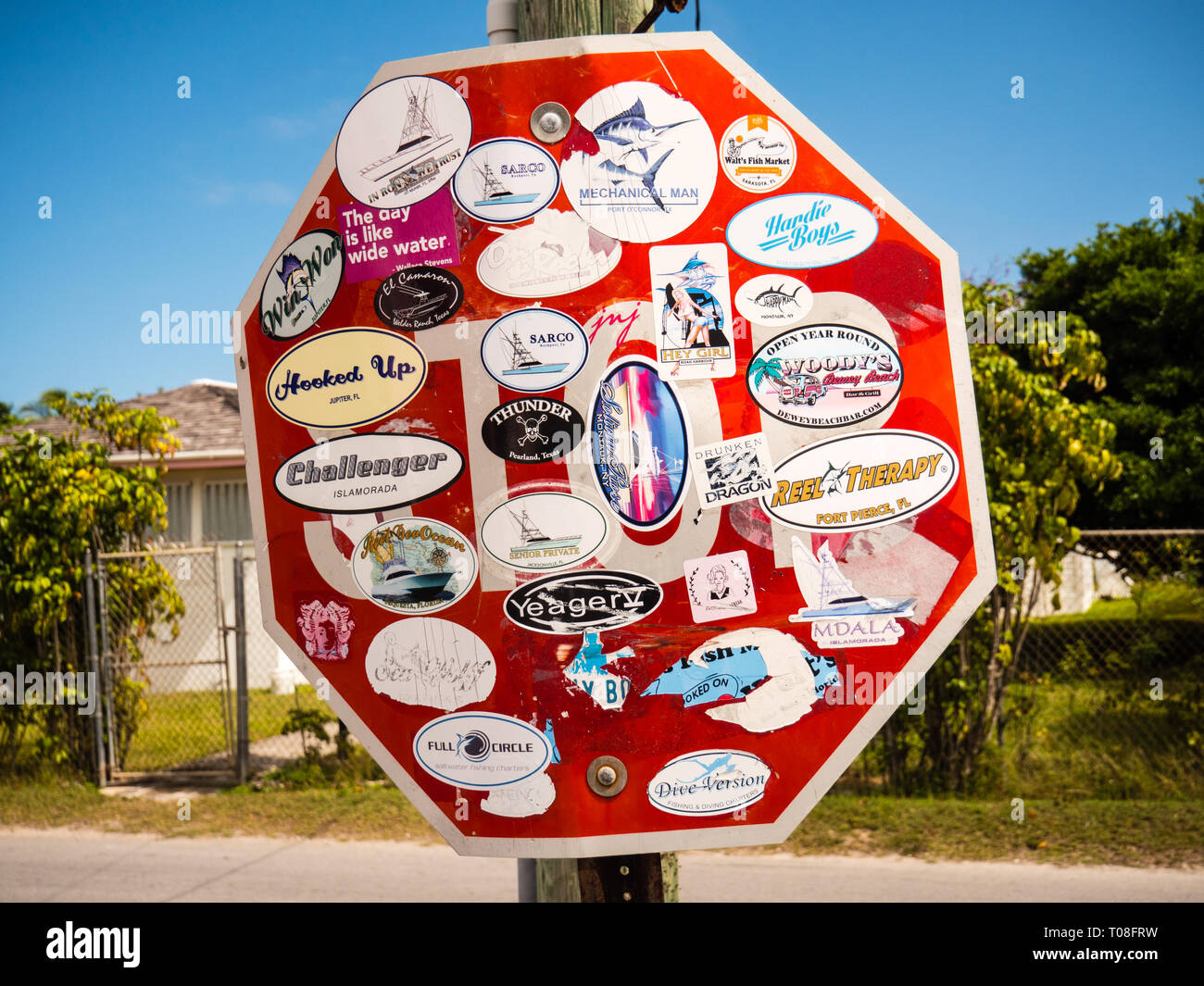 Authentische Reiseerlebnis, Stop Schild mit Aufkleber, Dunmore Town, Harbour Island, Eleuthera, Bahamas. Stockfoto