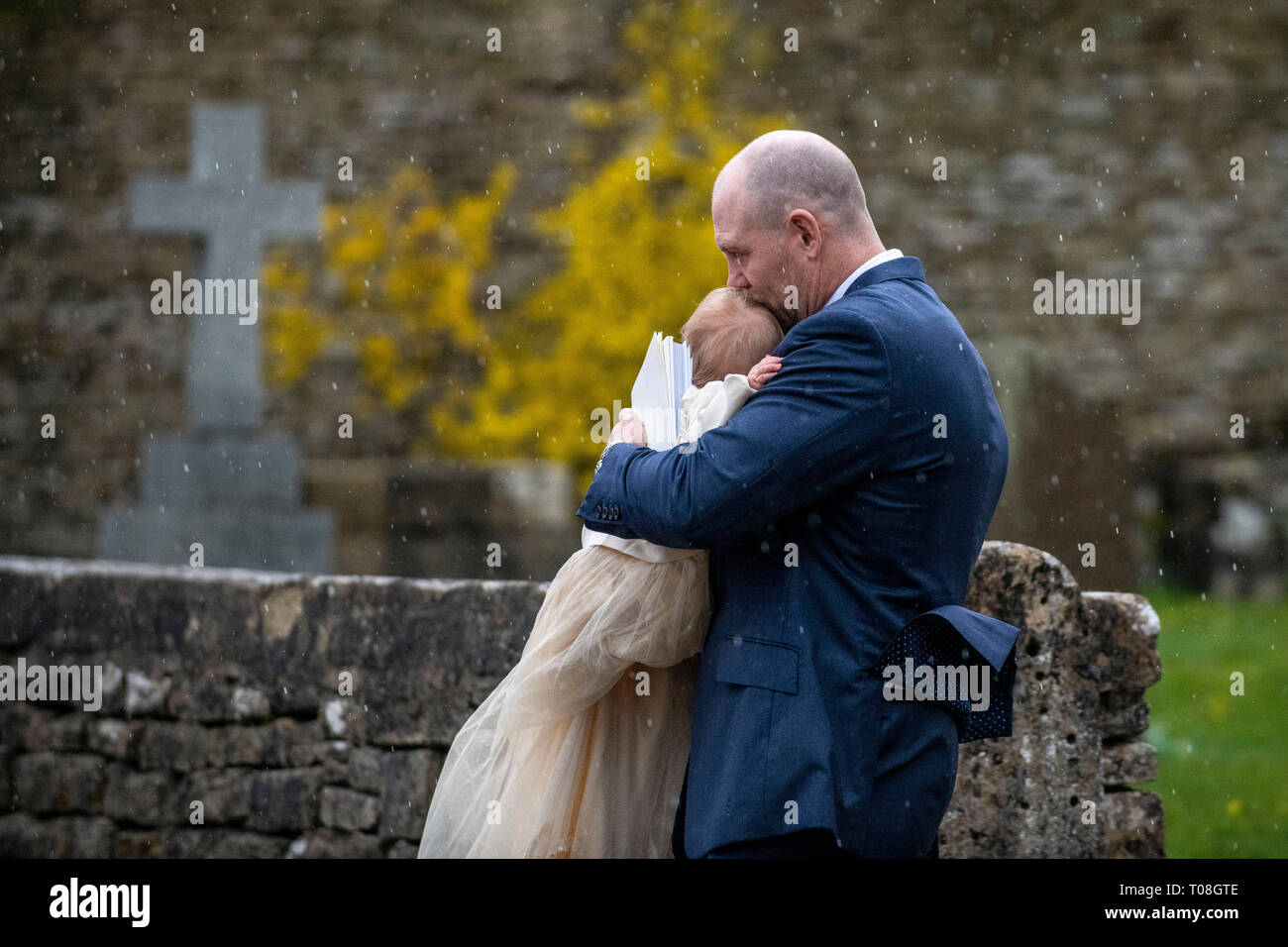 Mike Tindall trägt Tochter Lena, große Grand Tochter der Königin Elizabeth von ihrer Taufe in der St. Nikolaus Kirche im Cherington, Gloucestershire. Stockfoto