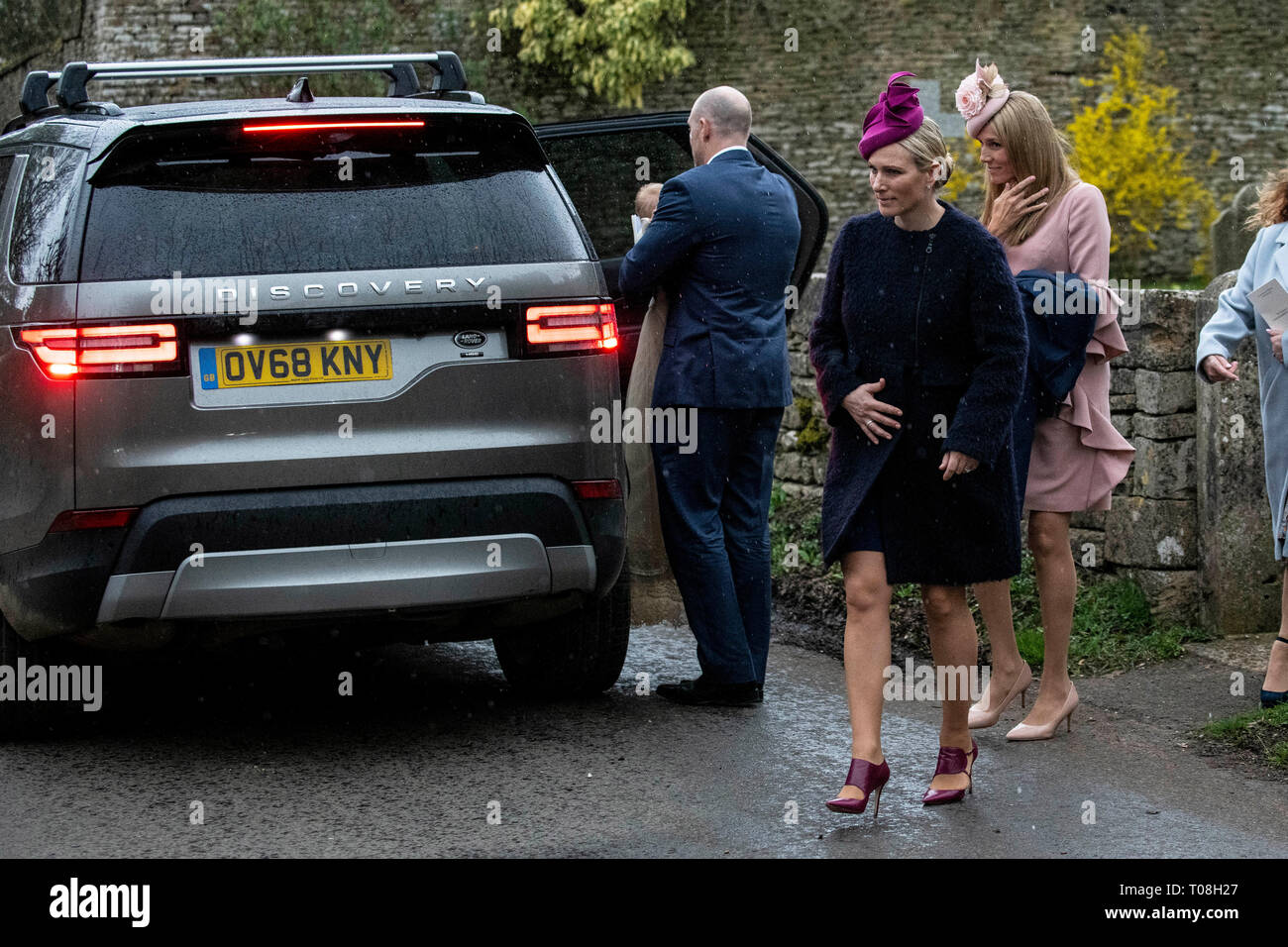 Zara Tindall verlässt die Taufe ihrer Tochter Lena in der St. Nikolaus Kirche im Cherington, Gloucestershire. Stockfoto