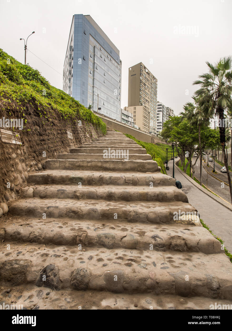 Lima, Peru - 27. Mai 2016: Wolkenkratzer und Treppe zum Meer im Stadtteil Miraflores, Lima, Peru. Südamerika Stockfoto