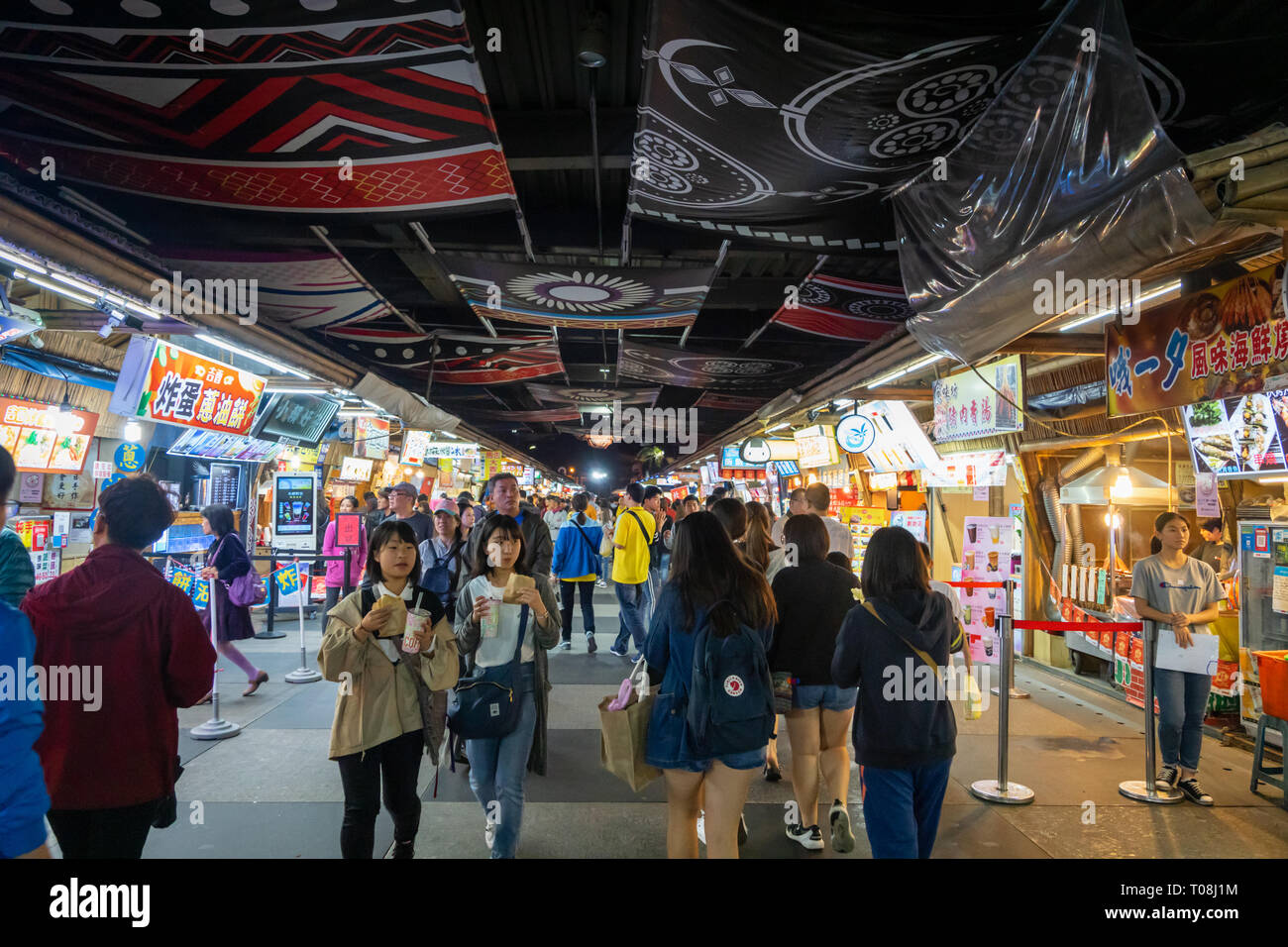Hualien, Taiwan - März 2019: Menschen wandern in der Nacht Markt in Hualien City, Taiwan. Dieser Ort ist beliebt bei Einheimischen und Touristen. Stockfoto