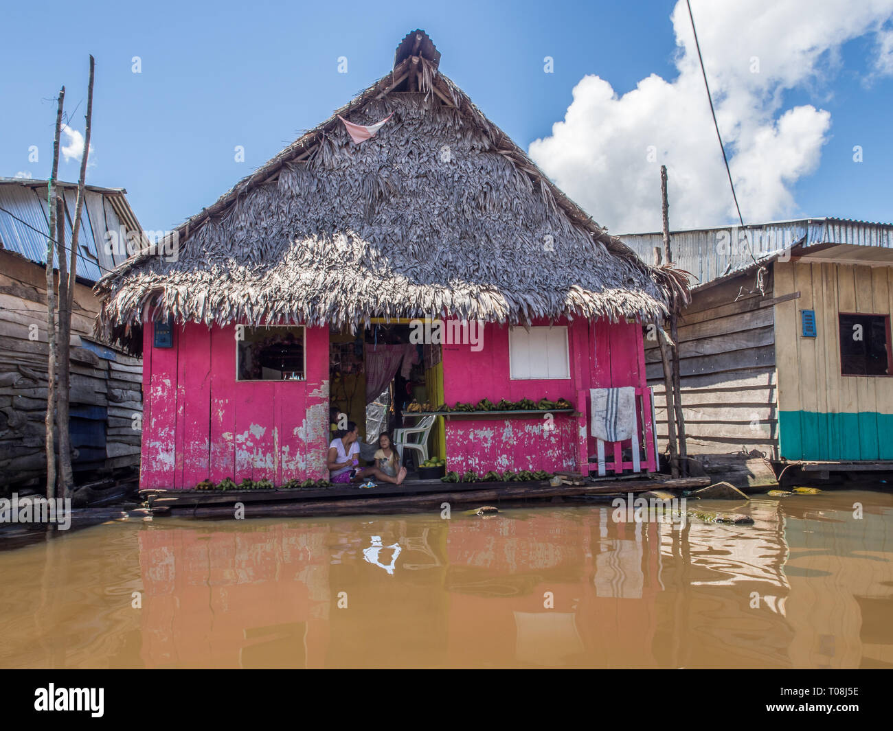 Iquitos, Peru - 16. Mai 2016: schwimmende Häuser in einer kleinen Stadt in Peru. Stockfoto