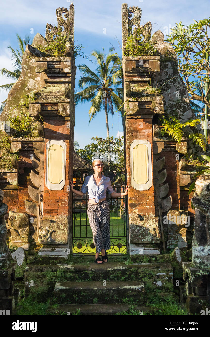 Junge blonde kaukasische Frau Reisen und Ausflüge in traditionellen hidu tamples um Ubud auf Bali. Stockfoto