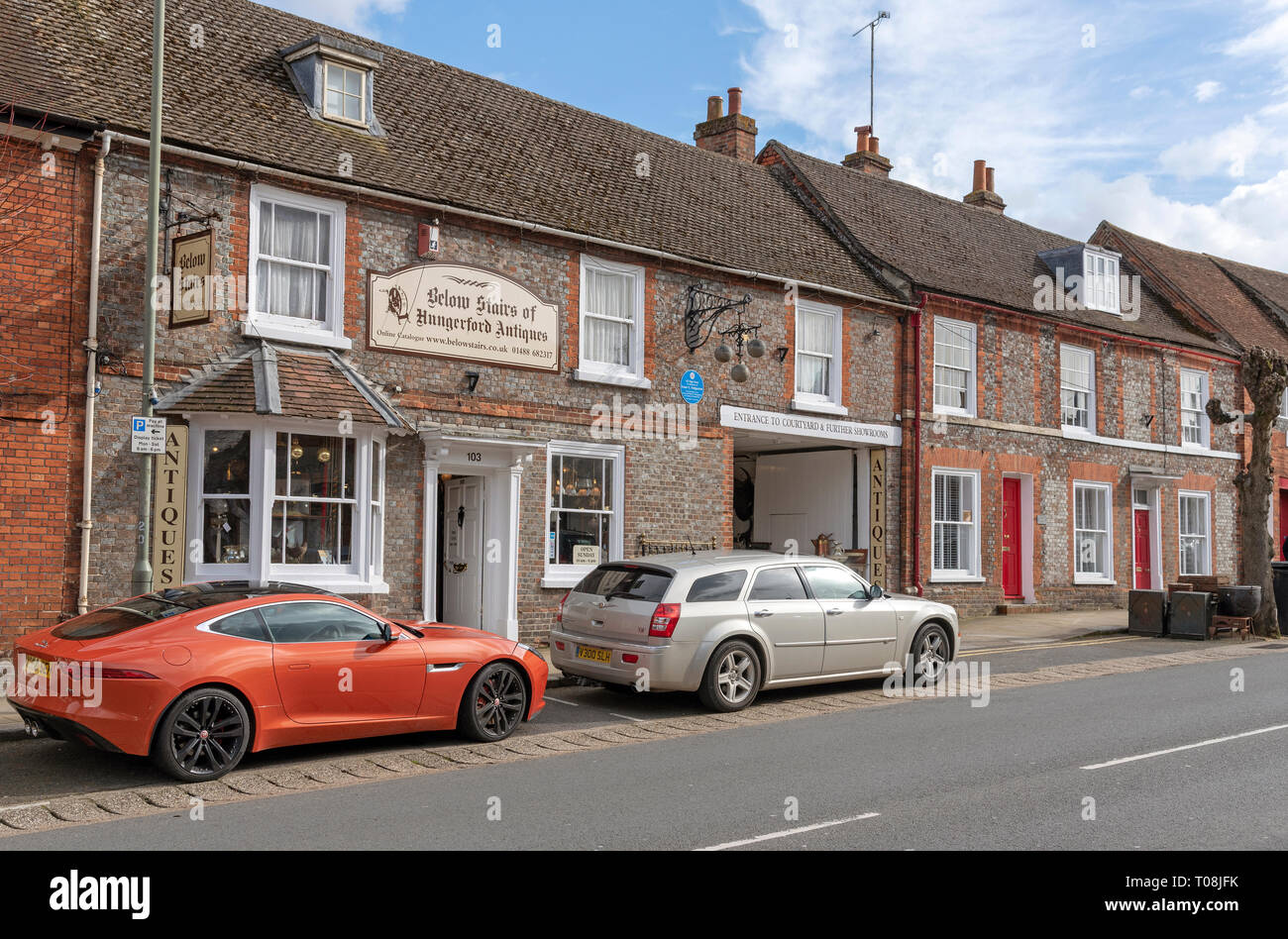 Newbury, Berkshire, England, UK. März 2019. Berühmte antiquitätenladen an der High Street in dieser Stadt für das Geschäft von Antiquitäten bekannt Stockfoto