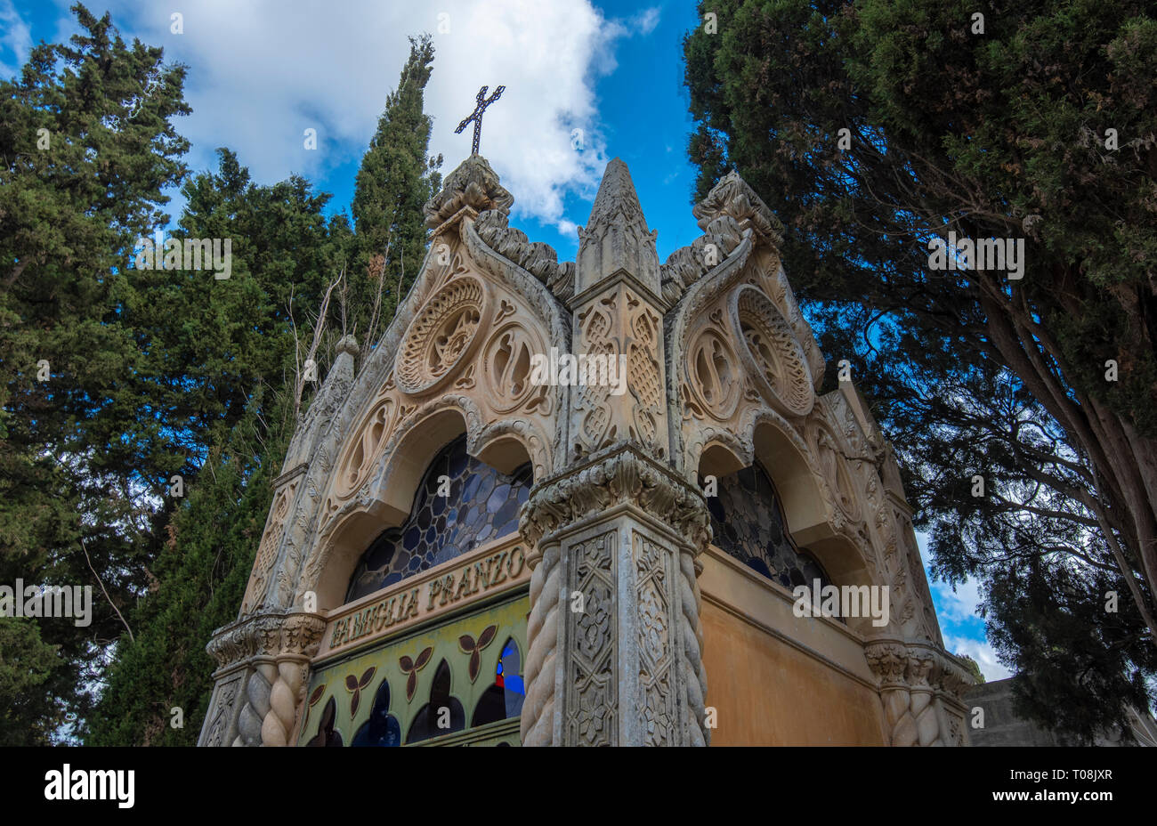 Alte Krypten und Gräber in barockem Stil im Alten Römischen Friedhof Park (Cimitero Storico) in Lecce, Apulien, Italien. Die Region Apulien Stockfoto