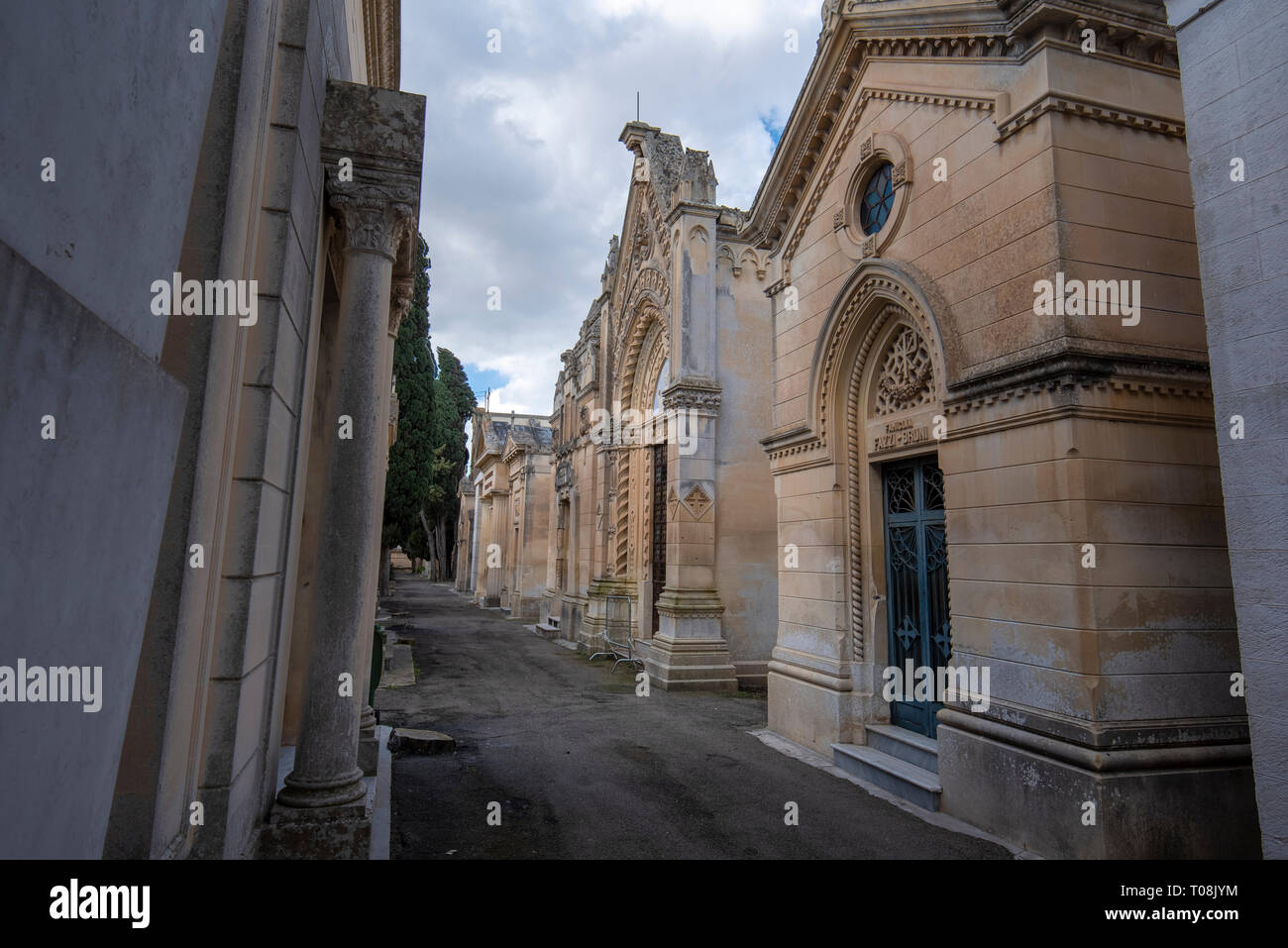 Alte Krypten und Gräber in barockem Stil im Alten Römischen Friedhof Park (Cimitero Storico) in Lecce, Apulien, Italien. Die Region Apulien Stockfoto