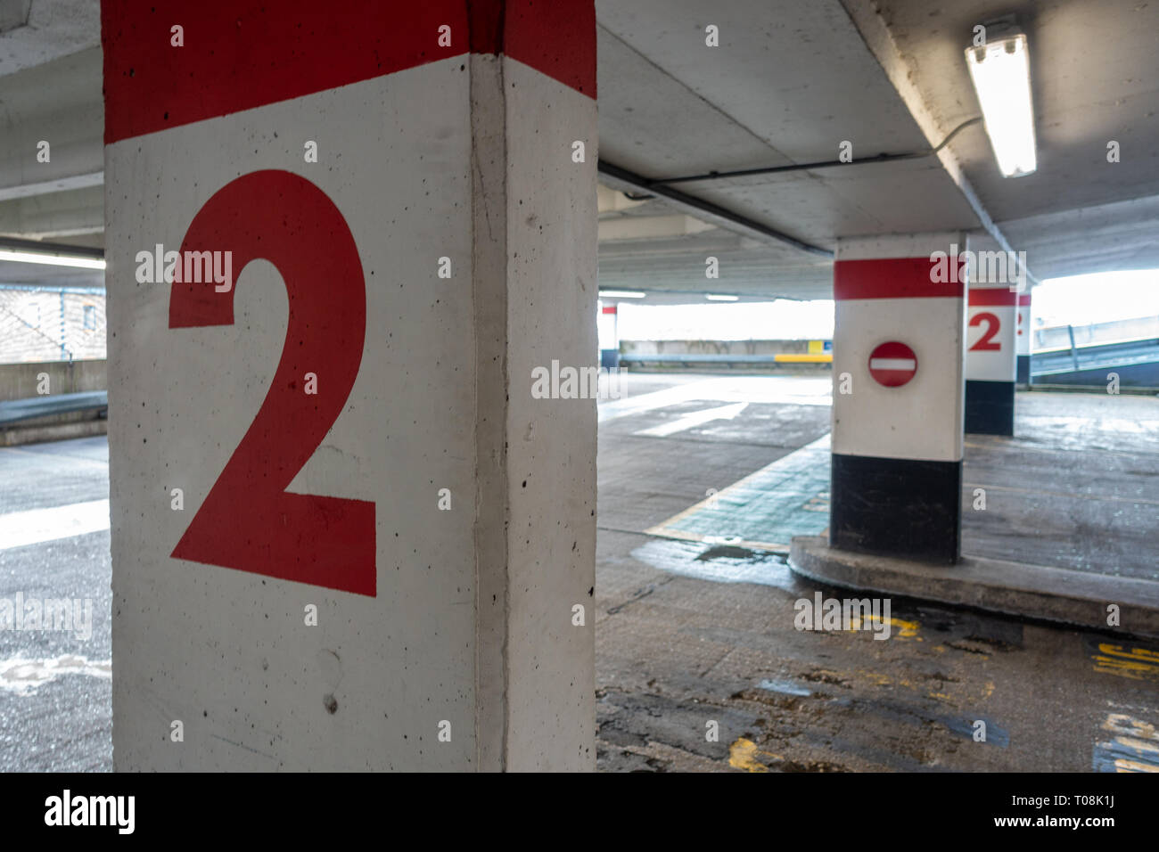Im zweiten Stock in der Victoria Street kostenpflichtige Parkplatz in Windsor, Großbritannien Stockfoto