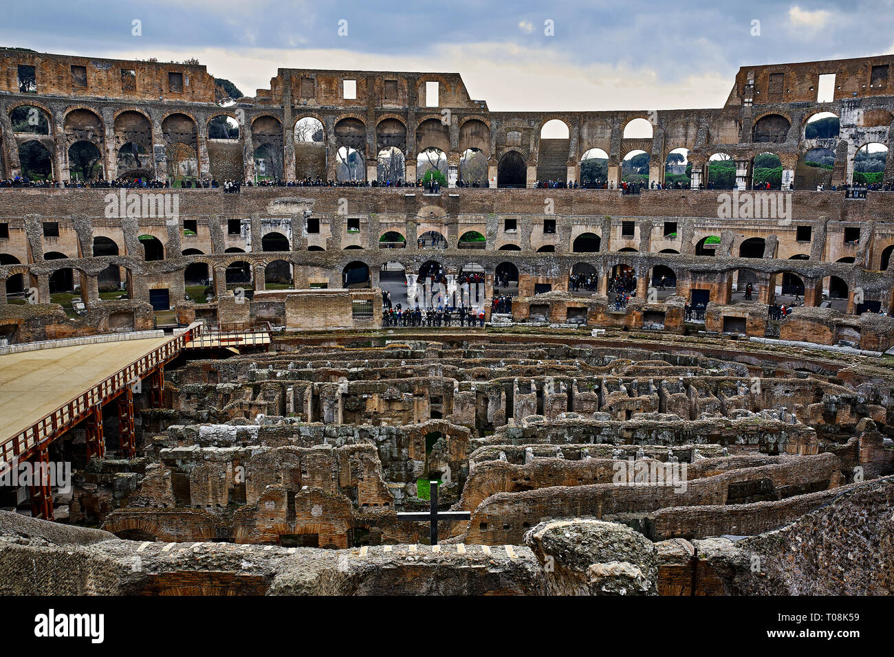 Das Kolosseum oder Coliseum, auch als das flavische Amphitheater bekannt, ist eine ovale Amphitheater im Zentrum der Stadt Rom, Italien. Gebaut von traverti Stockfoto
