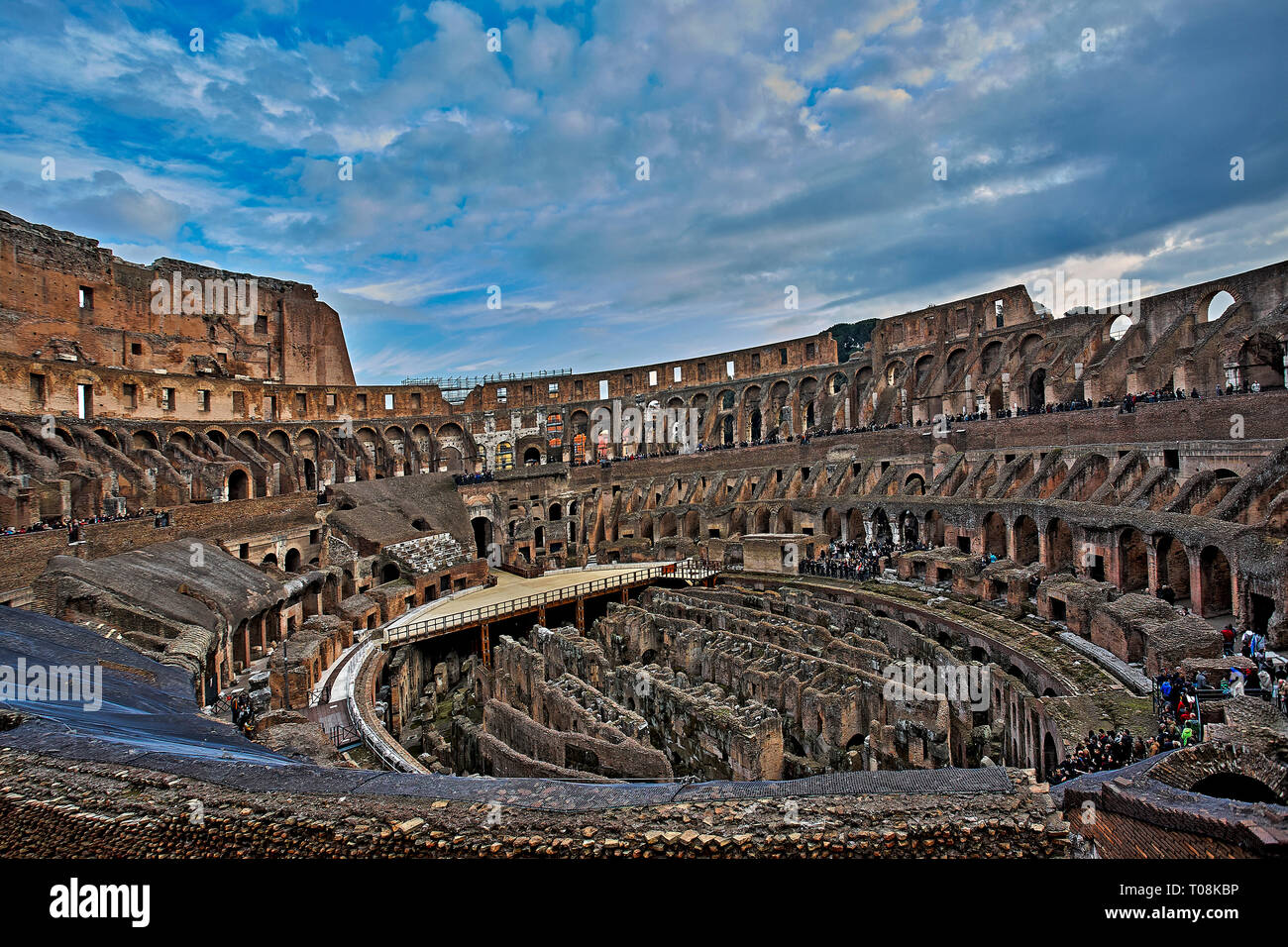 Das Kolosseum oder Coliseum, auch als das flavische Amphitheater bekannt, ist eine ovale Amphitheater im Zentrum der Stadt Rom, Italien. Gebaut von traverti Stockfoto