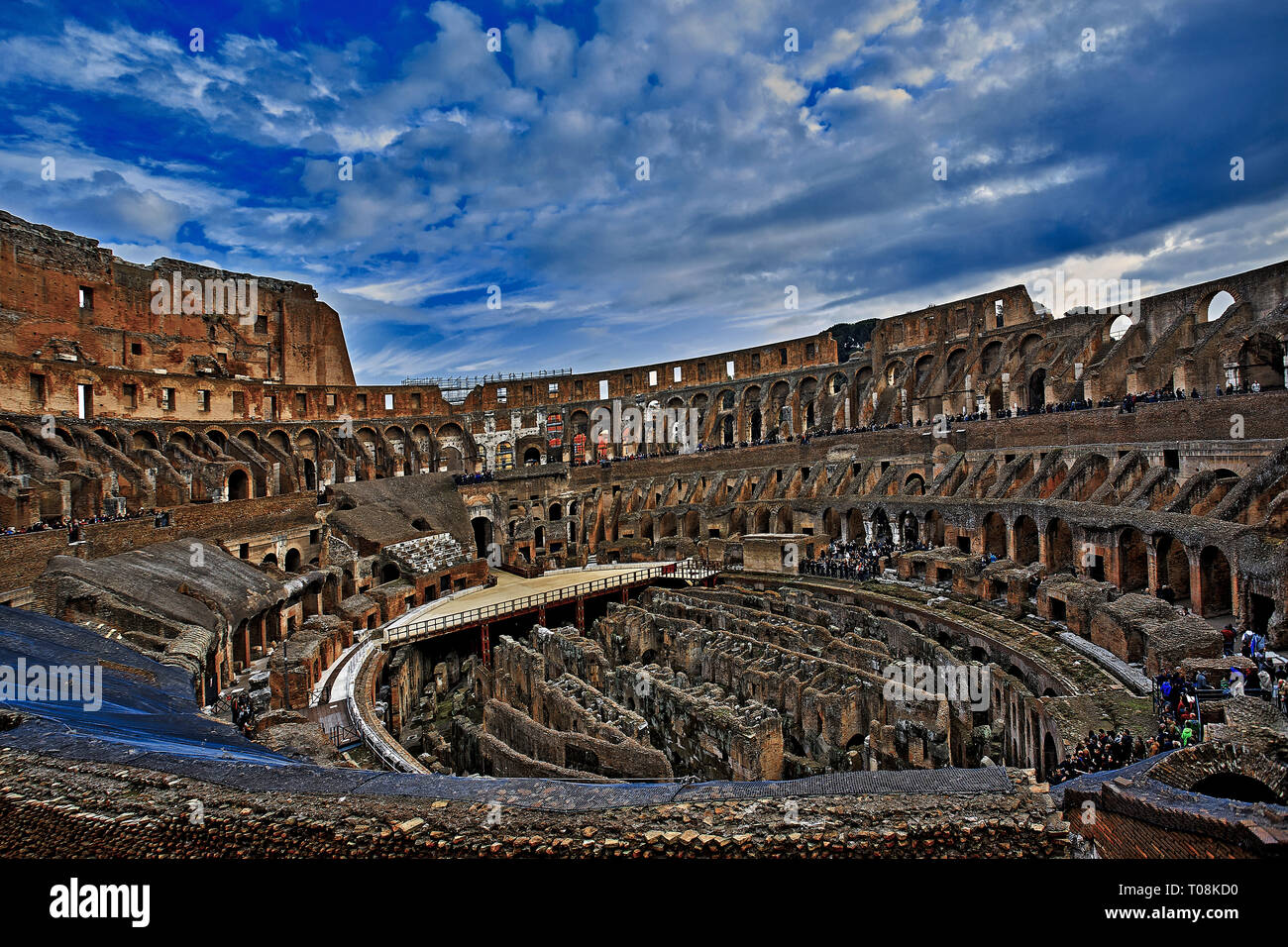 Das Kolosseum oder Coliseum, auch als das flavische Amphitheater bekannt, ist eine ovale Amphitheater im Zentrum der Stadt Rom, Italien. Gebaut von traverti Stockfoto