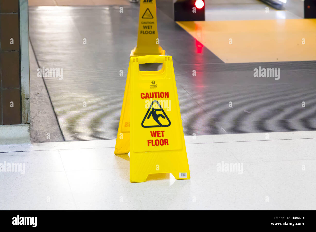 Warnschild Nasser Boden Stockfotos Und Bilder Kaufen Alamy