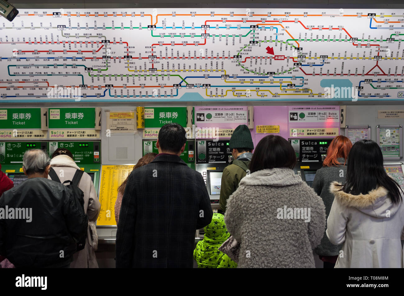 30.12.2017, Tokyo, Kanto, Japan - Pendler Schlange vor Fahrkartenautomaten in Berliner U-Bahnhof im Zentrum der Stadt. 0 SL 171230 D 034 CAROEX.JPG [Modell R Stockfoto