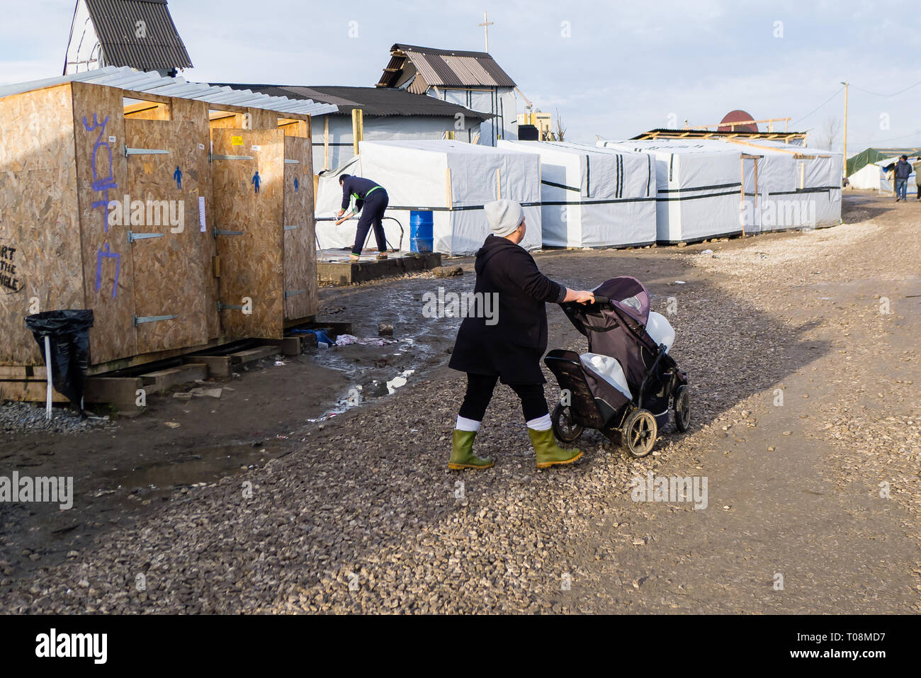 Calais Dschungel migrant Camp, am 11. Februar 2016 fotografiert, ein paar Wochen vor dem Camp, die von den Behörden abgebaut und anschließend durch Feuer zerstört. Die Fotos wurden am Morgen (0900 bis 1020 Uhr Ortszeit - Datei Zeiten sind GMT), wenn durchgangsstraßen des Lagers waren relativ ruhig. Copyright © Ian Wray Stockfoto