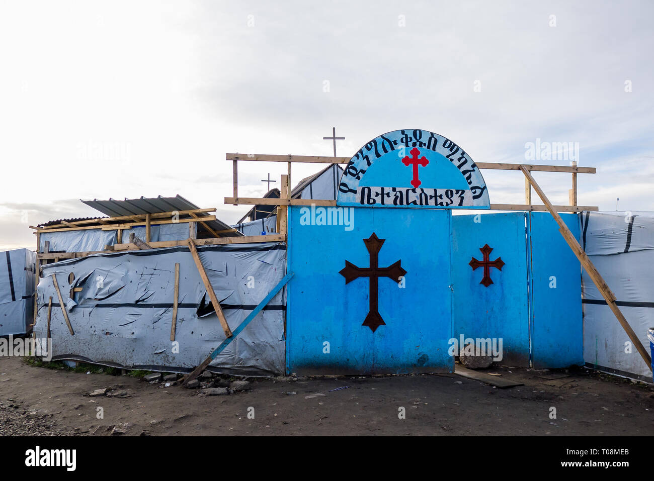 Behelfsmäßige eritreischen orthodoxen Kirche in Calais Dschungel migrant camp Kirche, am 11. Februar 2016 fotografiert, ein paar Wochen vor dem Camp, die von den Behörden abgebaut und anschließend durch Feuer zerstört. Die Fotos wurden am Morgen (0900 bis 1020 Uhr Ortszeit - Datei Zeiten sind GMT), wenn durchgangsstraßen des Lagers waren relativ ruhig. Copyright © Ian Wray Stockfoto