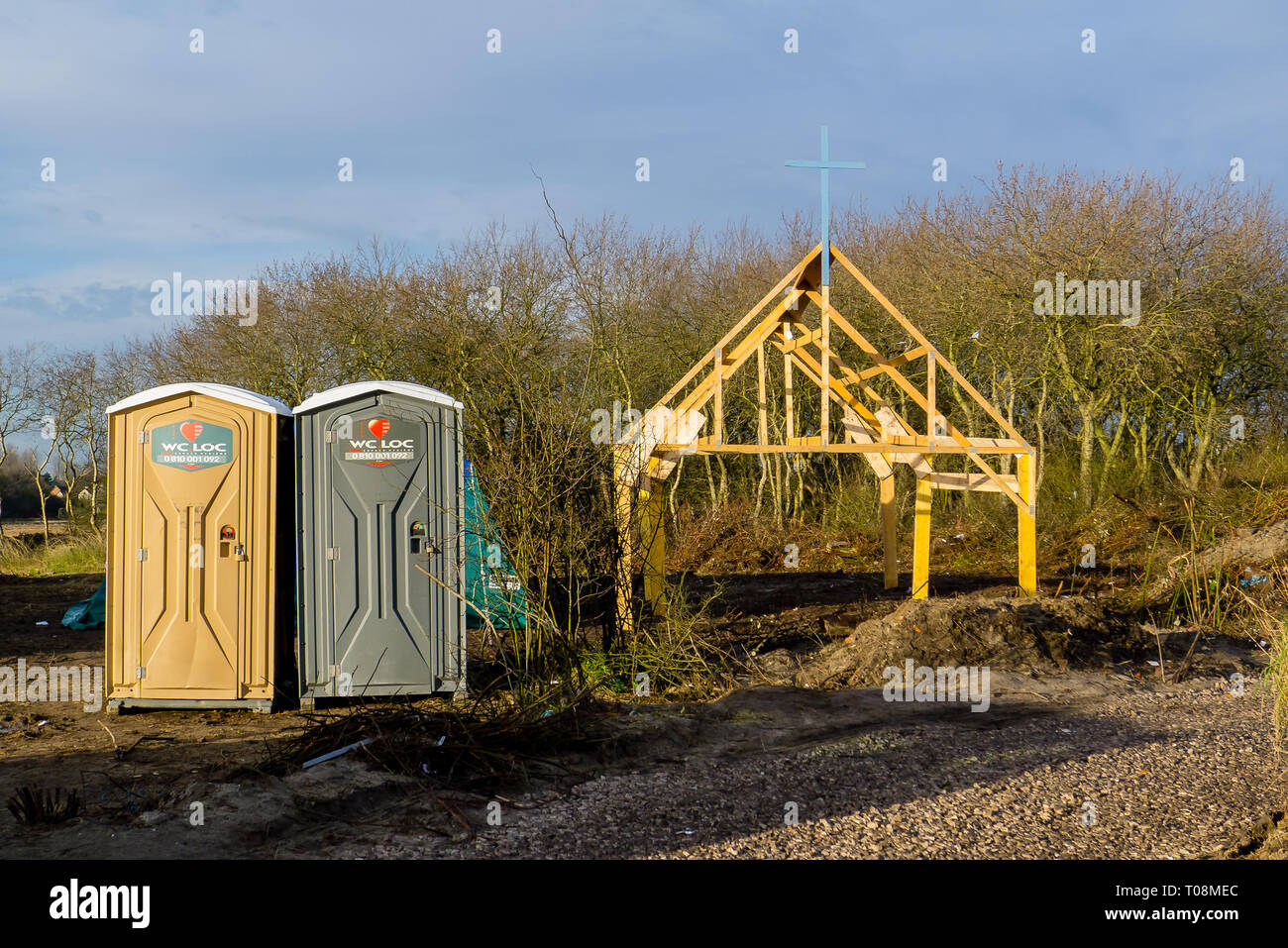 Das Hotel befindet sich neben dem Rahmen einer Kirche im Dschungel-Migrantenlager von Calais, fotografiert am 11. Februar 2016 wenige Wochen vor der Demontage des Lagers durch die Behörden und anschließend weiter zerstört durch Feuer. Die Fotos wurden am Morgen gemacht (0900 bis 1020 Uhr Ortszeit - Aktenzeiten sind GMT), als die Durchgangsstraßen des Lagers relativ ruhig waren. Copyright ©Ian Wray Stockfoto