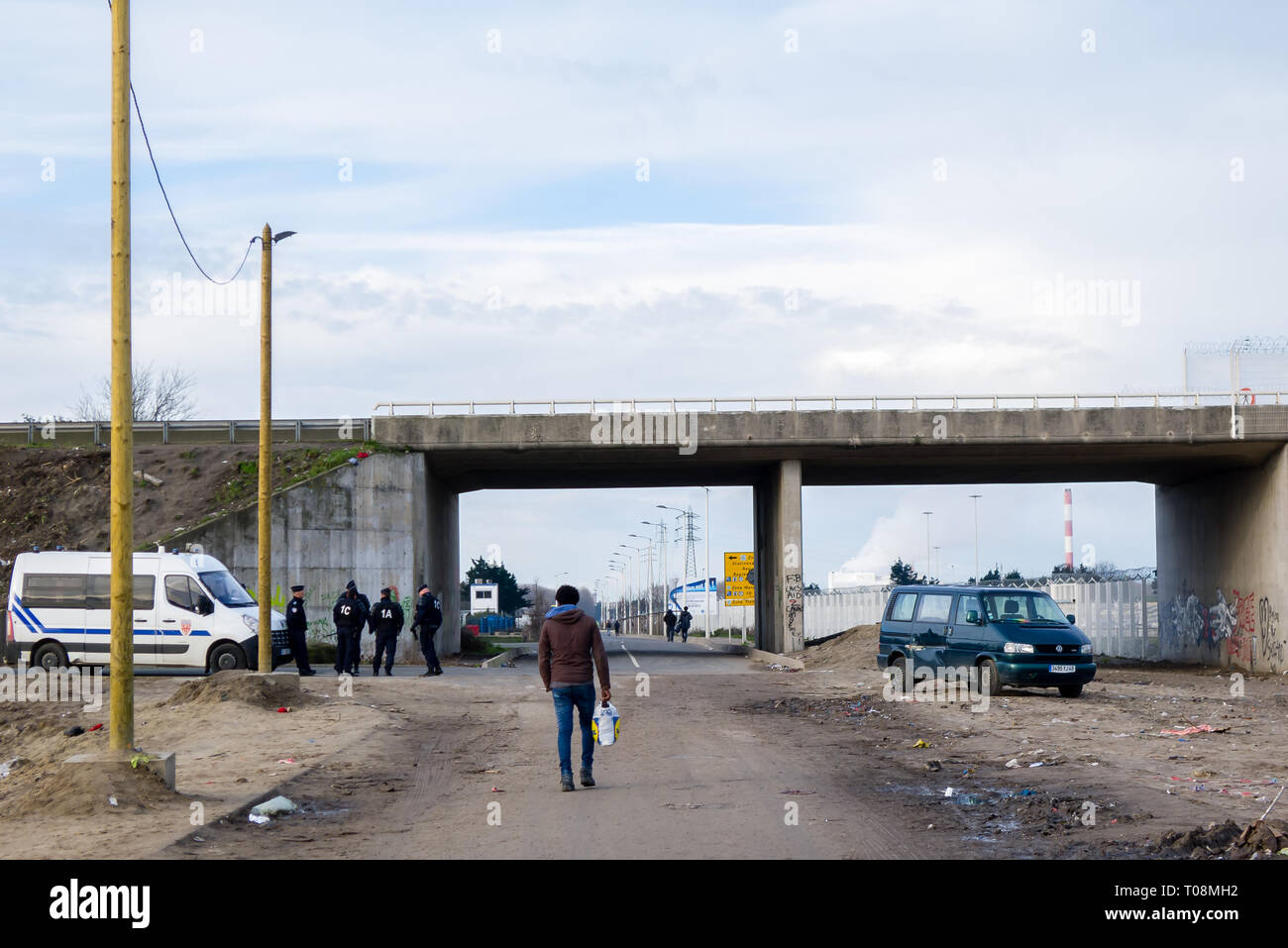 Calais Dschungel migrant Camp Eingang, am 11. Februar 2016 fotografiert, ein paar Wochen vor dem Camp, die von den Behörden abgebaut und anschließend durch Feuer zerstört. Die Fotos wurden am Morgen (0900 bis 1020 Uhr Ortszeit - Datei Zeiten sind GMT), wenn durchgangsstraßen des Lagers waren relativ ruhig. Copyright © Ian Wray Stockfoto