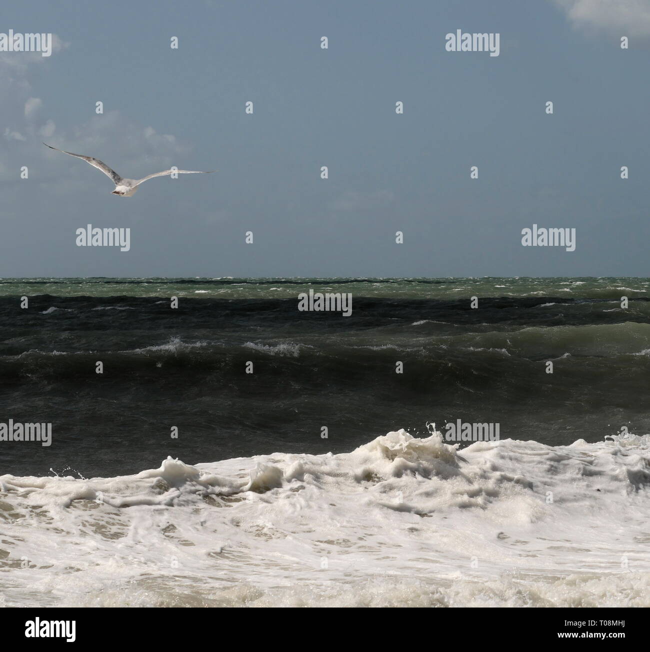 AJAXNETPHOTO. 2018. WORTHING, England. - BLUSTERY SOMMER MEER-WINDIGEN SOMMER WETTER PEITSCHEN KANAL MEERE AUF DIE SUSSEX KÜSTE. Foto: Jonathan Eastland/AJAX REF: GX 182807 147 Stockfoto