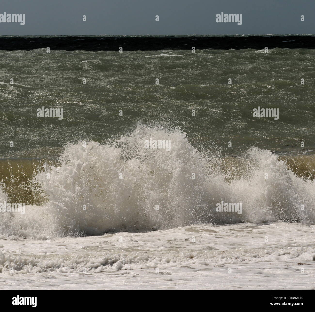 AJAXNETPHOTO. 2018. WORTHING, England. - BLUSTERY SOMMER MEER-WINDIGEN SOMMER WETTER PEITSCHEN KANAL MEERE AUF DIE SUSSEX KÜSTE. Foto: Jonathan Eastland/AJAX REF: GX 182807 161 Stockfoto