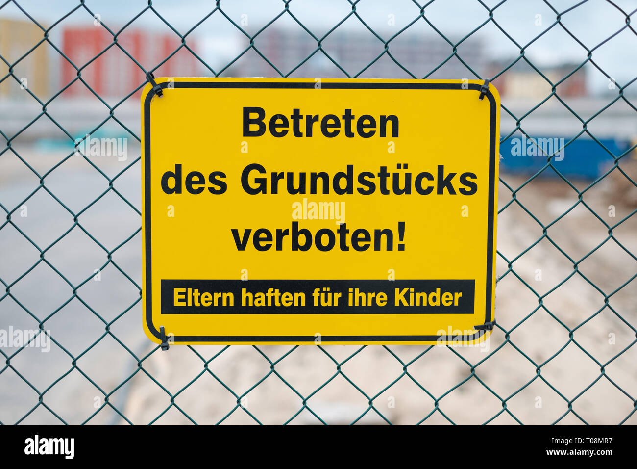 Schild des Grundstücks verboten! Eltern haften für ihre Kinder - Baustelle Schild) Stockfoto