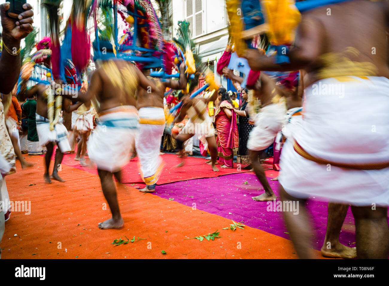 Auf Ganesh Chaturthi Festival in Paris, Männer tanzen auf der Straße tragen auf ihren Schultern eine hölzerne Belastung dekoriert mit pfauenfedern (kavadi). Stockfoto