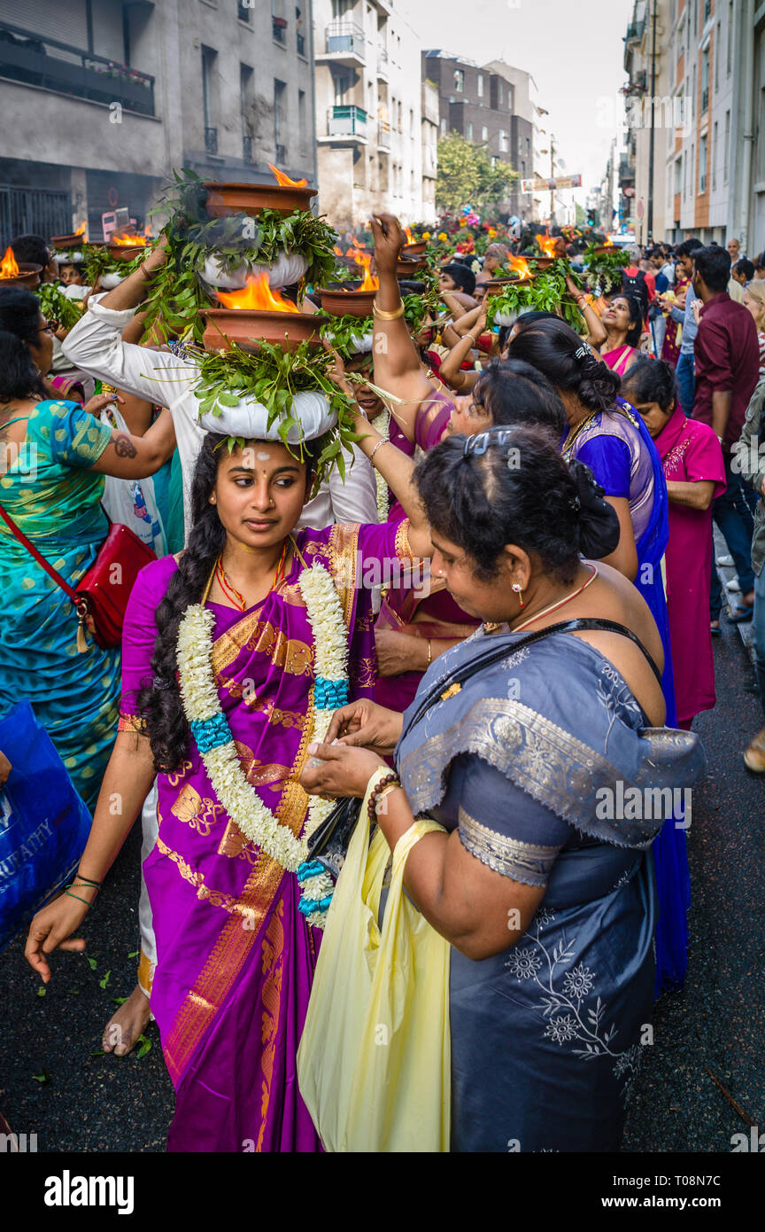 Auf Ganesh Chaturthi Festival in Paris, Tänzerinnen tragen bunte Saris, tragen auf ihren Köpfen Terracotta Töpfen mit brennendem Kampfer. Stockfoto